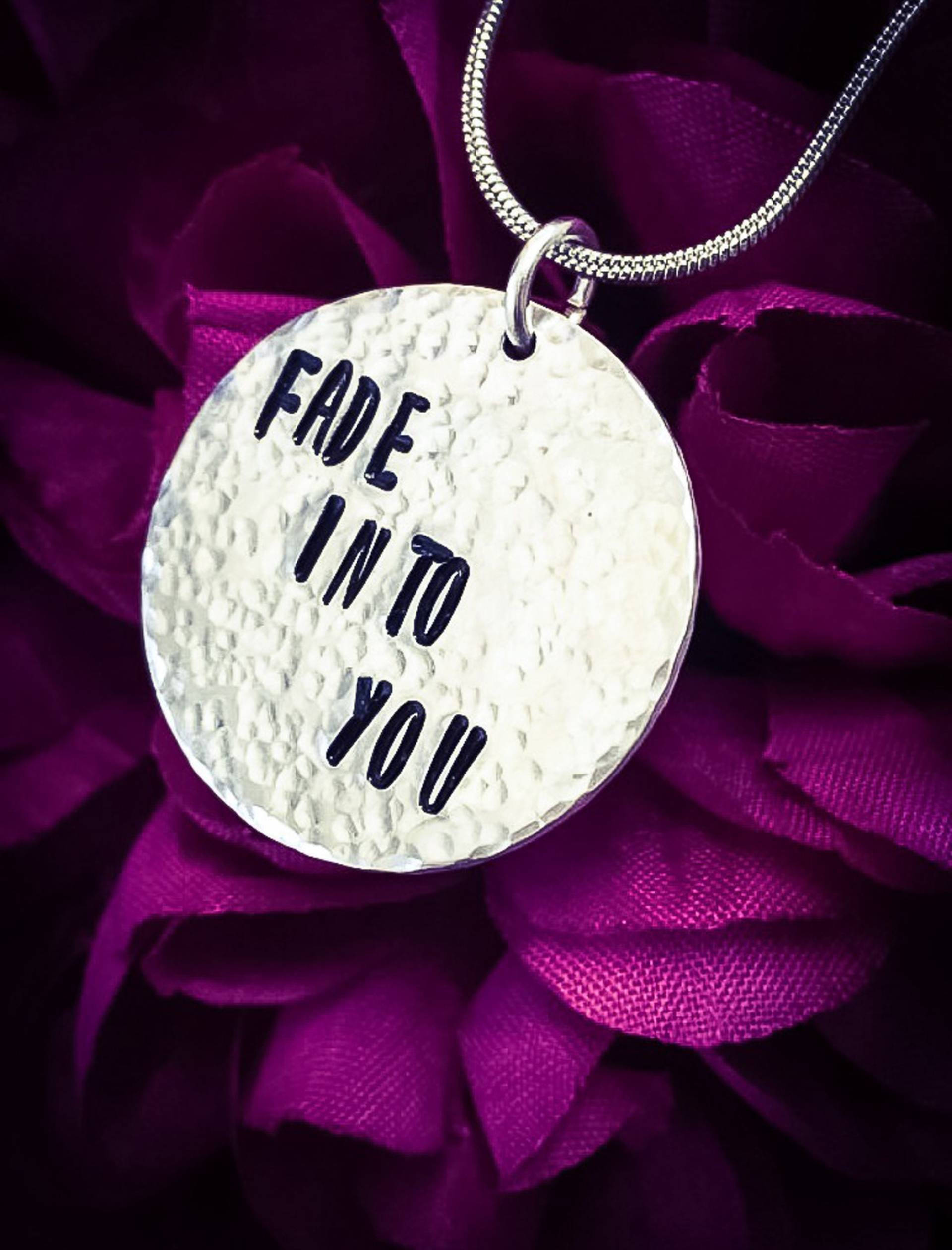 "Handgestempelte "Fade Into You"-Halskette Aluminiumanhänger, Edelstahlkette." "Handgestempelte "Fade Into You"-Halskette Aluminiumanhänger, Edelstahlkette." von BlossomWitchUK