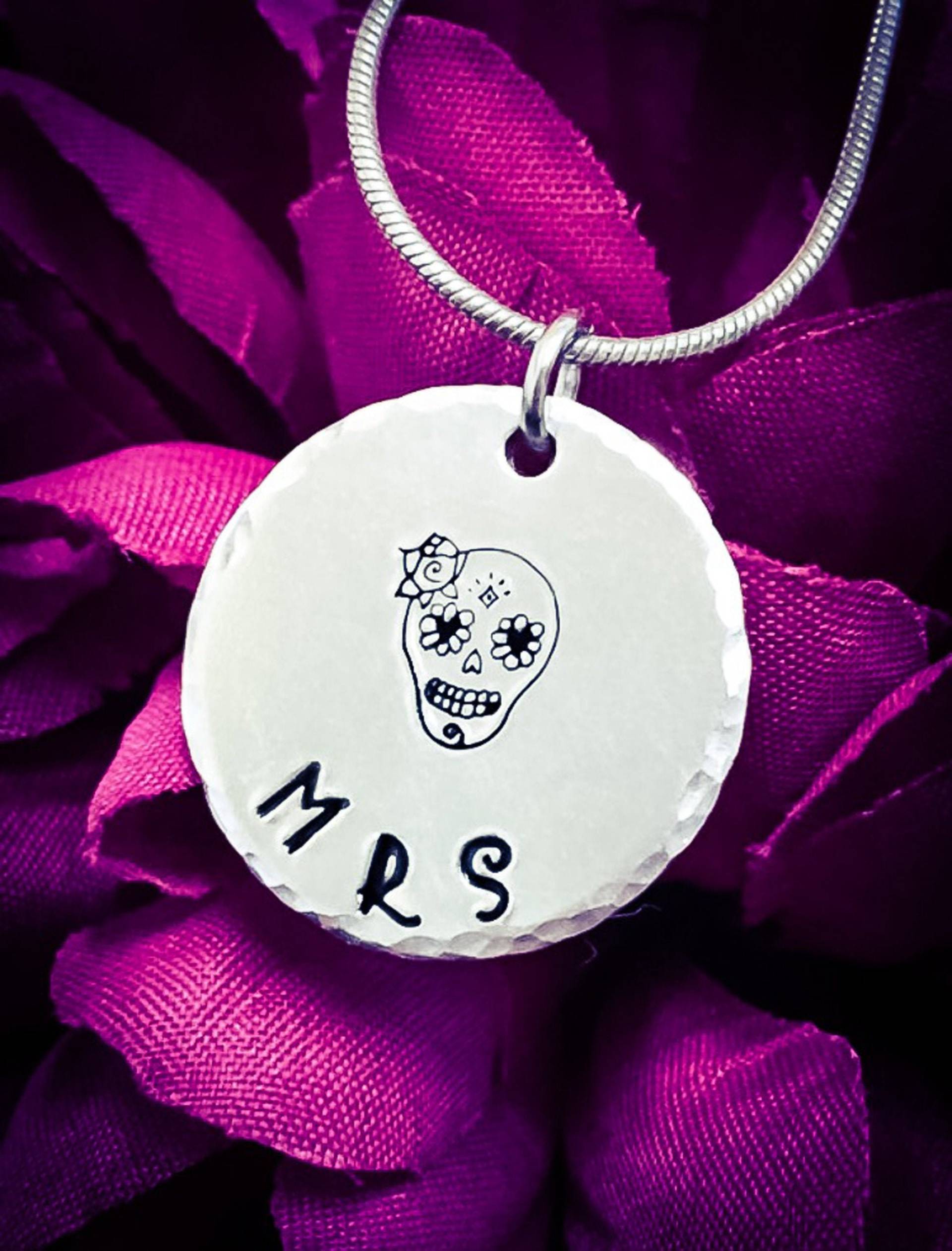 Frau Hand Gestempelt Halskette. Zucker Schädel Halskette, Geschenk, Hochzeitsgeschenk, Braut Paare Halskette Frau Hand Gestempelt Halskette. Zucker Schädel Halskette, Geschenk, Hochzeitsgeschenk, Braut Paare Halskette von BlossomWitchUK