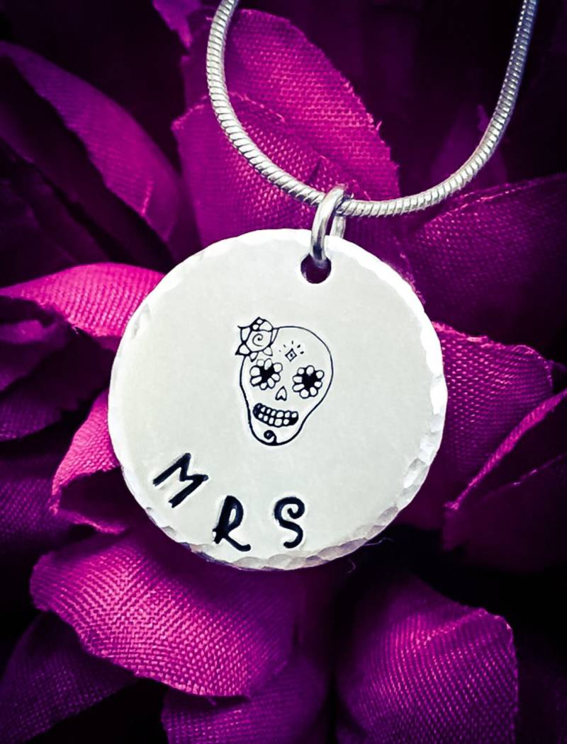 Frau Hand Gestempelt Halskette. Zucker Schädel Halskette, Geschenk, Hochzeitsgeschenk, Braut Paare Halskette Frau Hand Gestempelt Halskette. Zucker Schädel Halskette, Geschenk, Hochzeitsgeschenk, Braut Paare Halskette von BlossomWitchUK