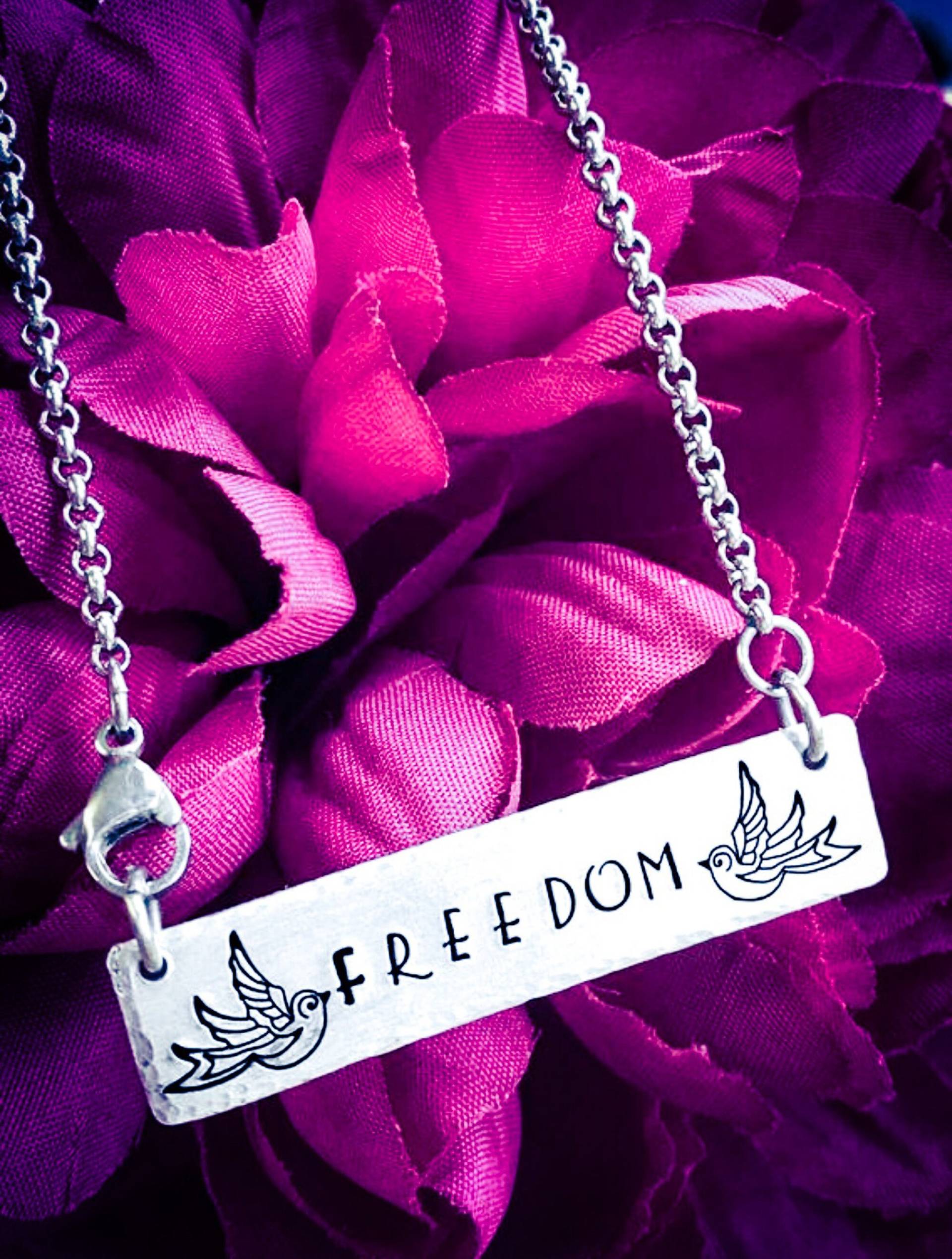 Handgestempelte Freiheit Halskette Schwalbe, Inspiration Schmuck Handgestempelte Freiheit Halskette Schwalbe, Inspiration Schmuck von BlossomWitchUK