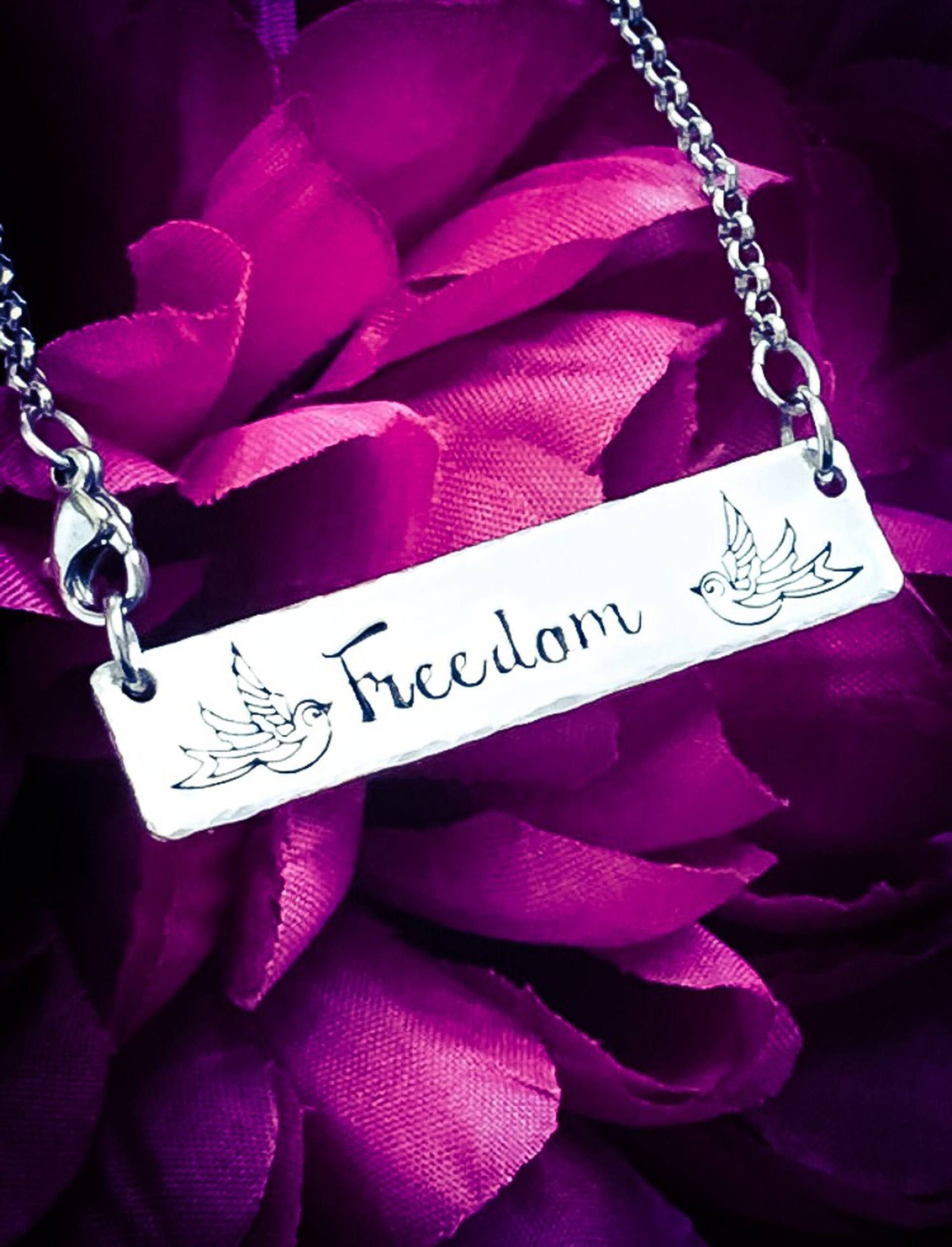 Handgestempelte "Freedom' Schwalben-Halskette Aluminiumanhänger, Edelstahlkette Handgestempelte "Freedom' Schwalben-Halskette Aluminiumanhänger, Edelstahlkette von BlossomWitchUK