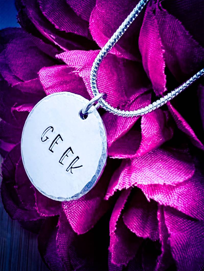 Handgestempelte Geek-Halskette Aluminiumanhänger, Edelstahlkette Handgestempelte Geek-Halskette Aluminiumanhänger, Edelstahlkette von BlossomWitchUK