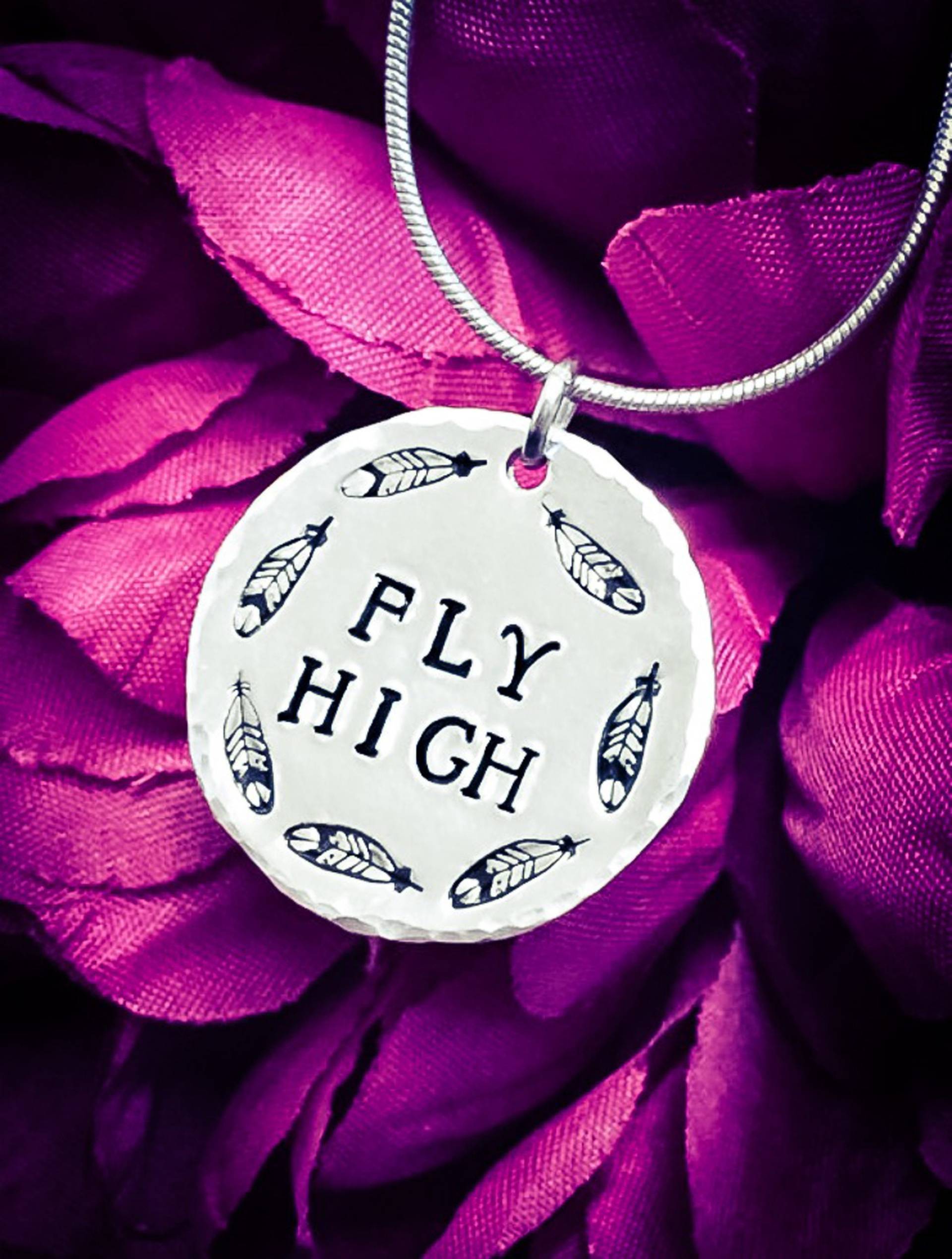 Hand Gestempelt "Fly High' Halskette Feder Aluminium Anhänger Hand Gestempelt "Fly High' Halskette Feder Aluminium Anhänger von BlossomWitchUK