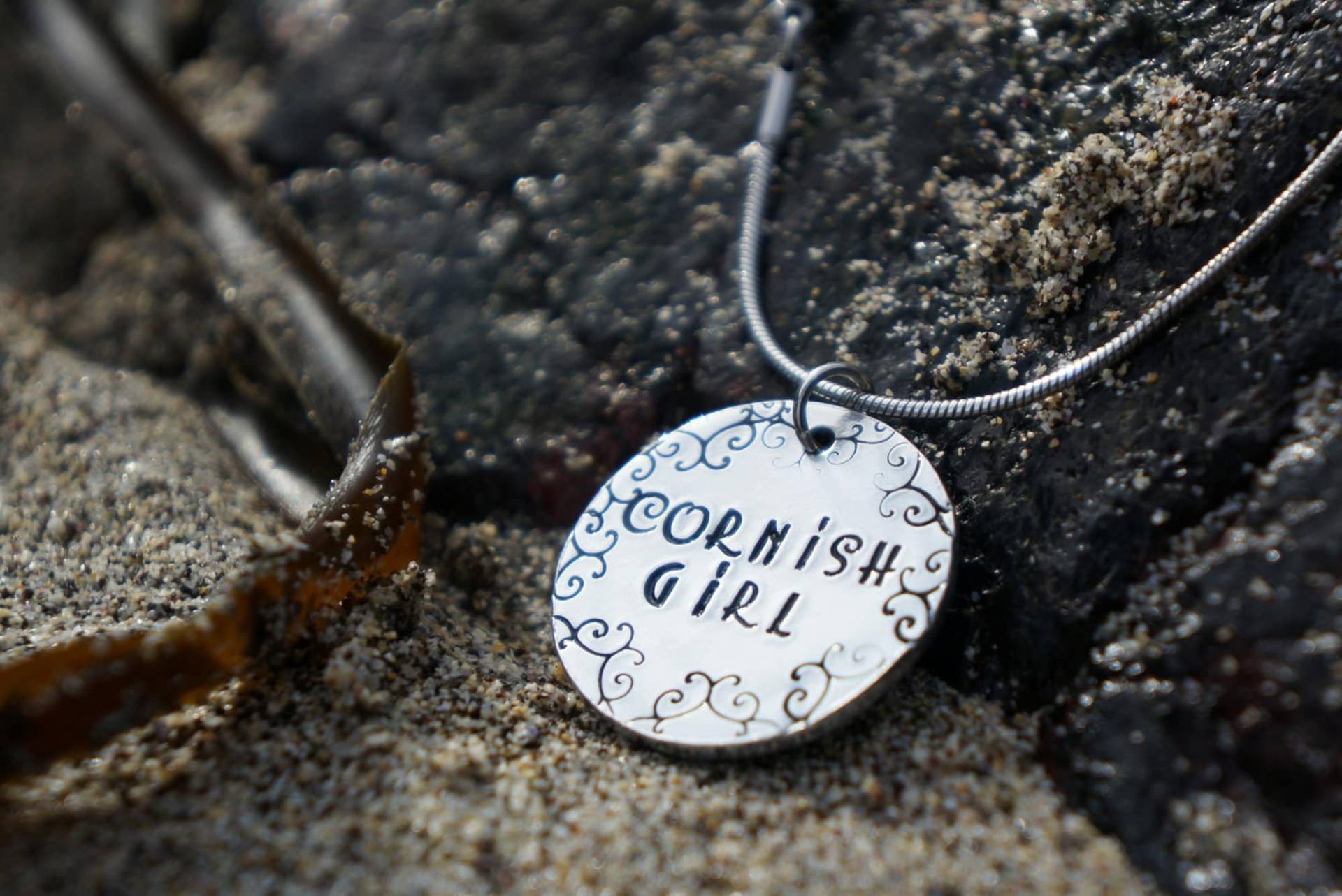 Handgestempelte "Cornish Girl'-Halskette Aluminiumanhänger, Edelstahlkette Handgestempelte "Cornish Girl'-Halskette Aluminiumanhänger, Edelstahlkette von BlossomWitchUK
