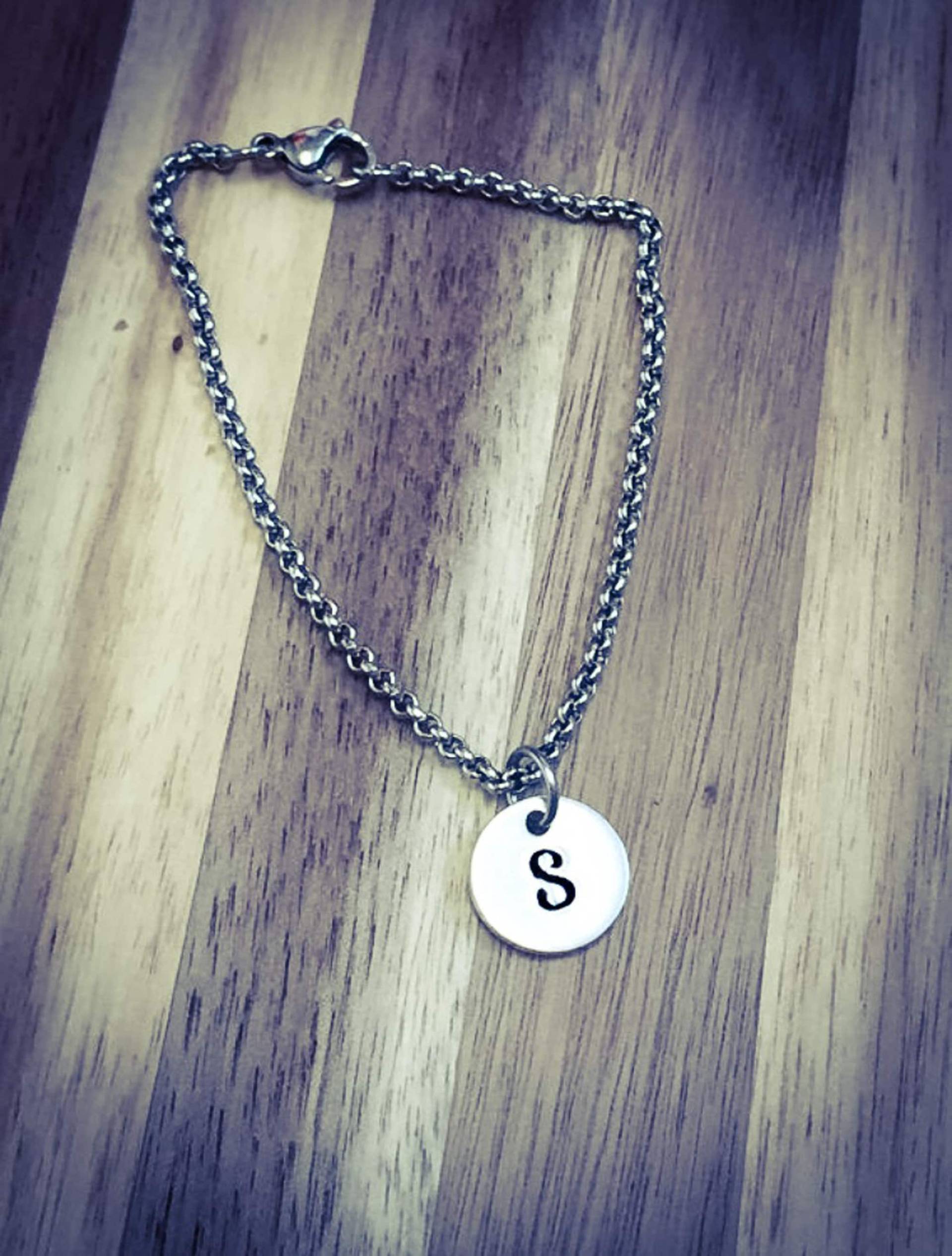 Handgestempeltes Anfangsarmband Benutzerdefinierte Monogramm-Edelstahl-Rolo-Kette Handgestempeltes Anfangsarmband Benutzerdefinierte Monogramm-Edelstahl-Rolo-Kette von BlossomWitchUK