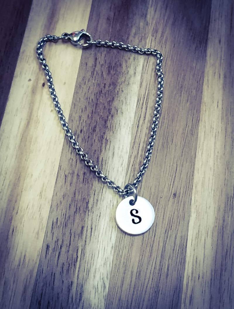 Handgestempeltes Anfangsarmband Benutzerdefinierte Monogramm-Edelstahl-Rolo-Kette Handgestempeltes Anfangsarmband Benutzerdefinierte Monogramm-Edelstahl-Rolo-Kette von BlossomWitchUK