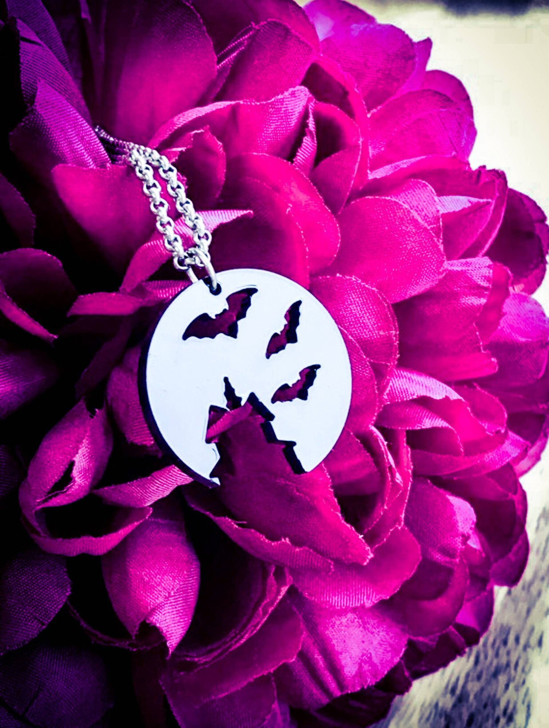 Geisterhaus Fledermaus Halskette Laser Cut Acryl Halloween Schmuck Geisterhaus Fledermaus Halskette Laser Cut Acryl Halloween Schmuck von BlossomWitchUK