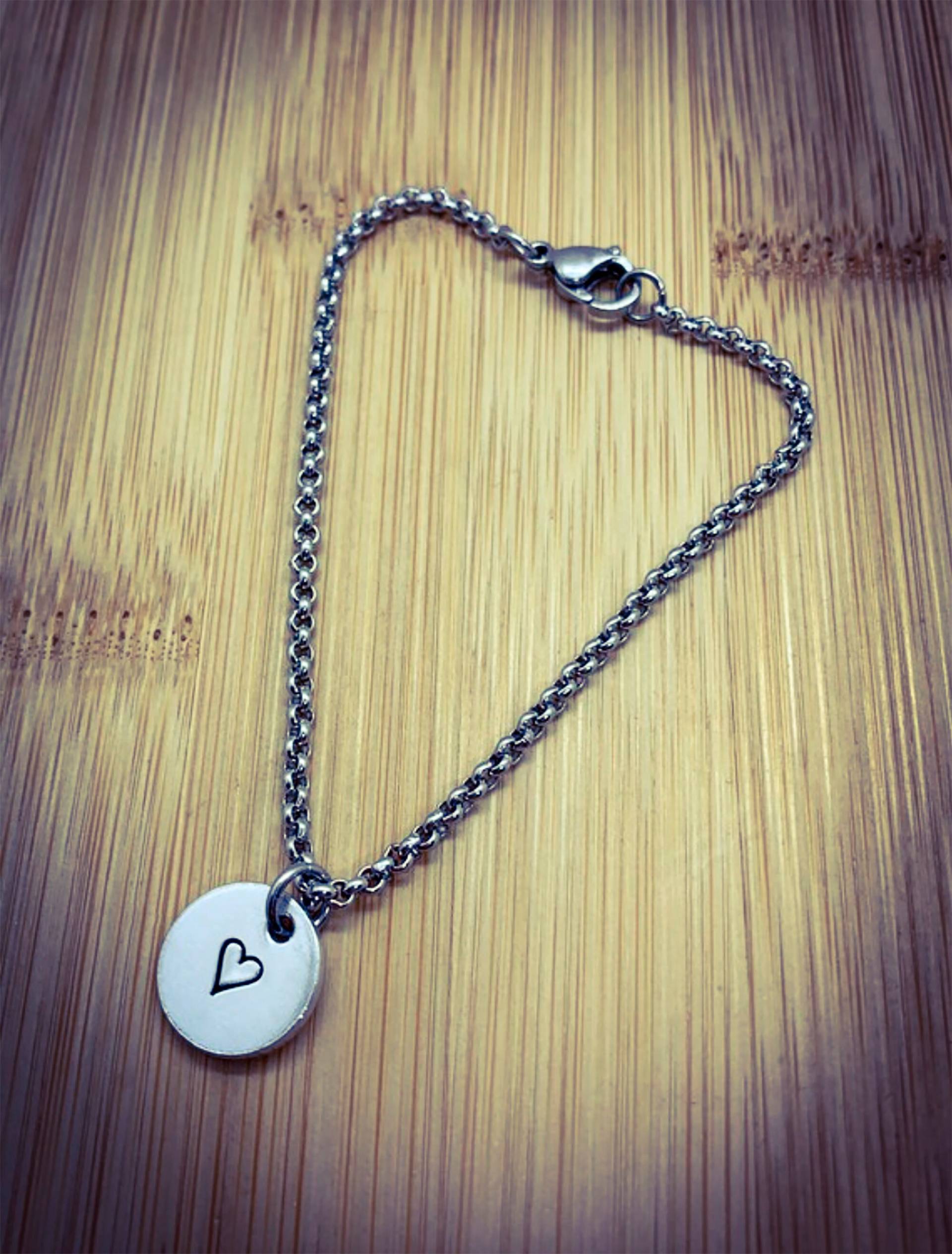 Handgestempeltes Herz Armband Edelstahl Rolo Kette Handgestempeltes Herz Armband Edelstahl Rolo Kette von BlossomWitchUK