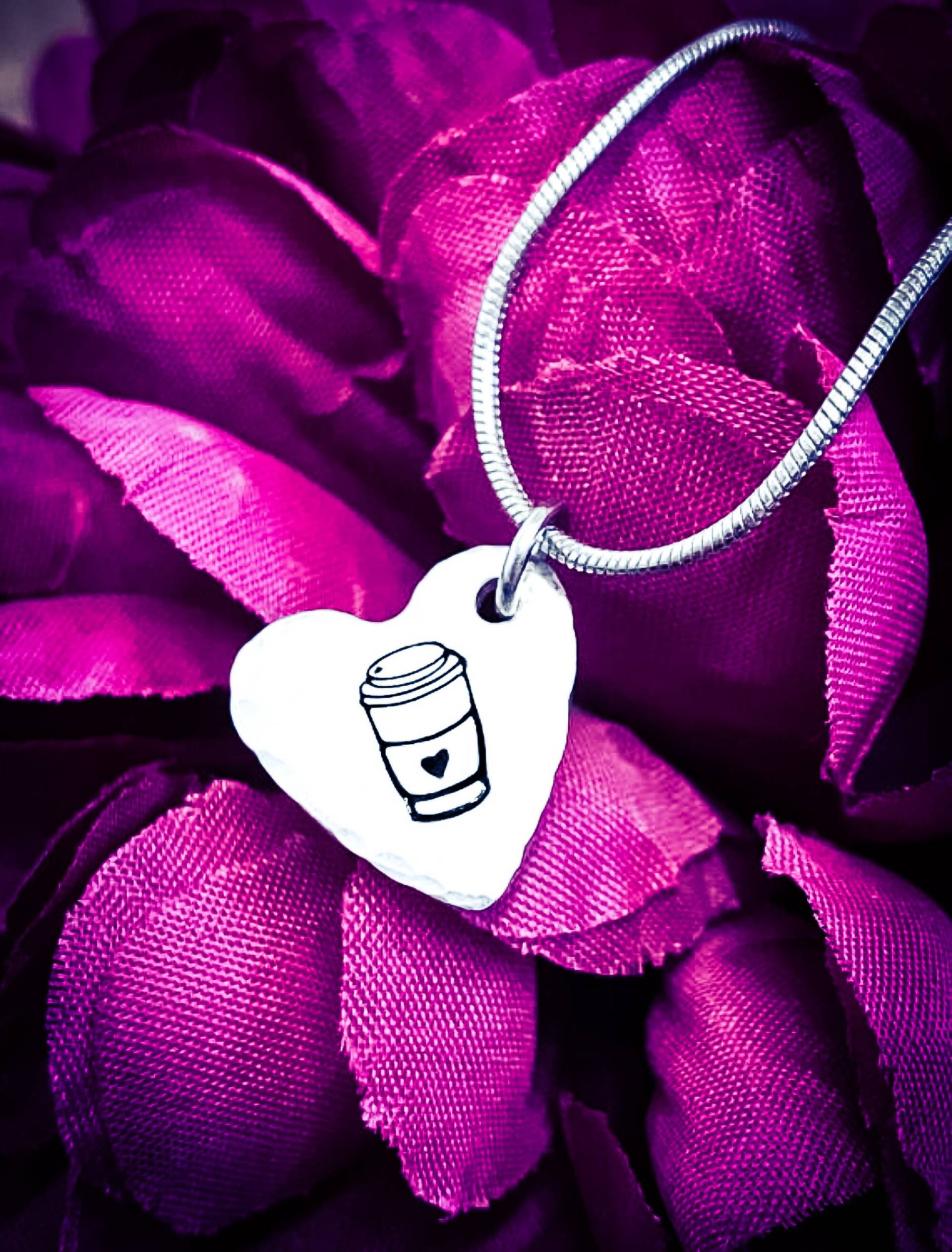 Hand Gestempelt Herz Kaffeetasse Halskette Aluminium Kaffee-Liebhaber Schmuck Hand Gestempelt Herz Kaffeetasse Halskette Aluminium Kaffee-Liebhaber Schmuck von BlossomWitchUK