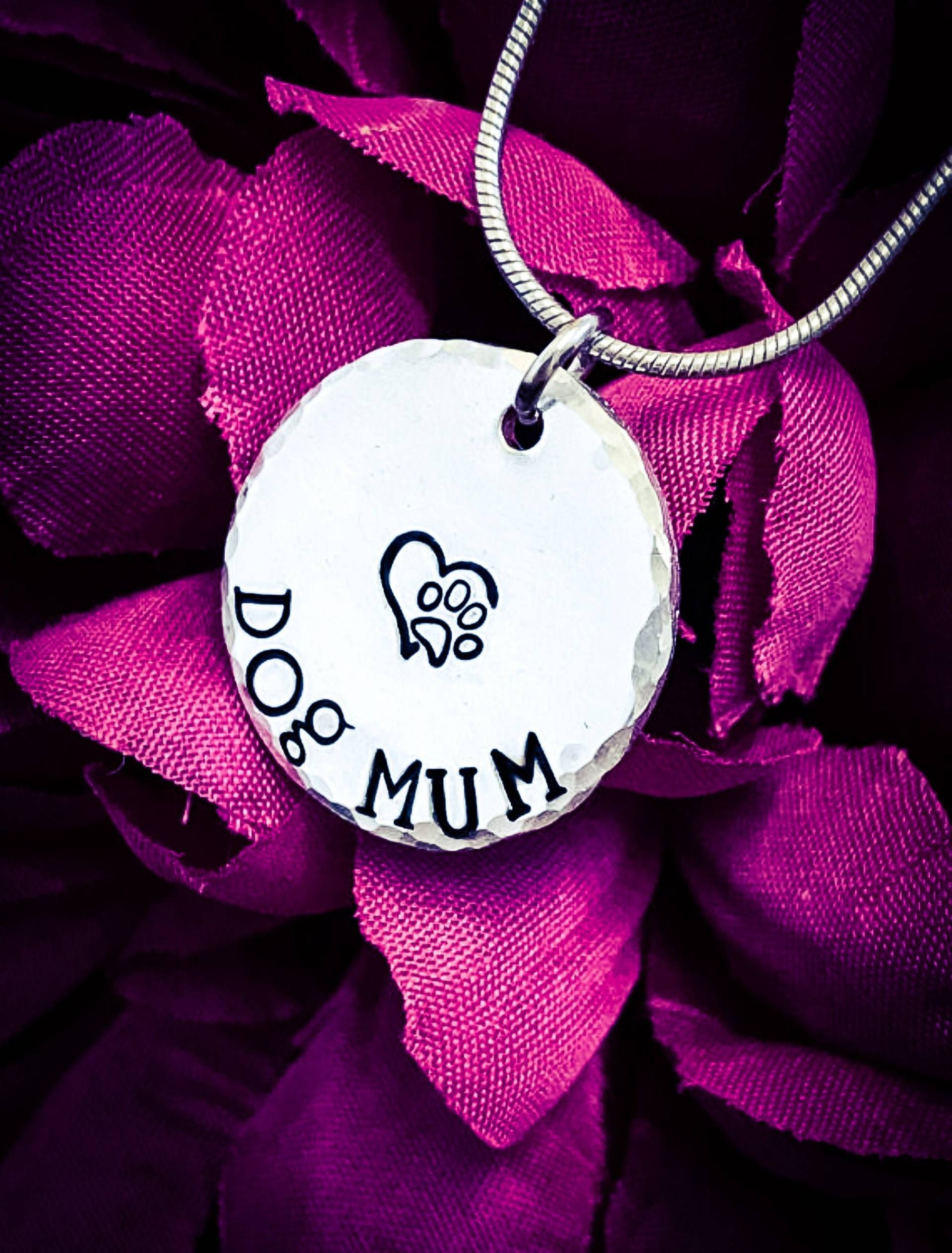Hand Gestempelt "Dog Mum' Halskette Pfotenabdruck Aluminium Anhänger Hand Gestempelt "Dog Mum' Halskette Pfotenabdruck Aluminium Anhänger von BlossomWitchUK