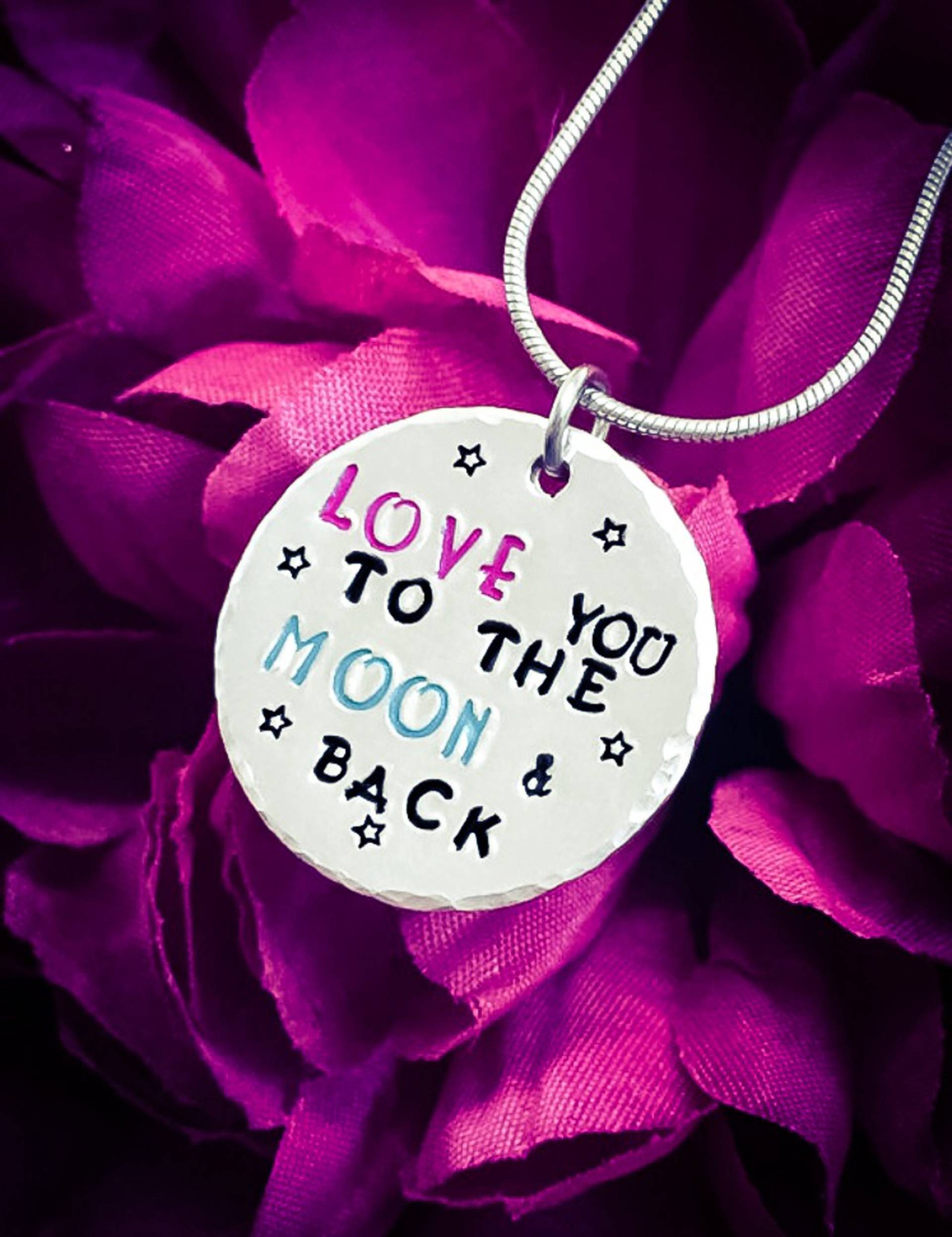 Handgestempelte Halskette "Love You To The Moon' Aluminiumanhänger, Edelstahlkette Handgestempelte Halskette "Love You To The Moon' Aluminiumanhänger, Edelstahlkette von BlossomWitchUK