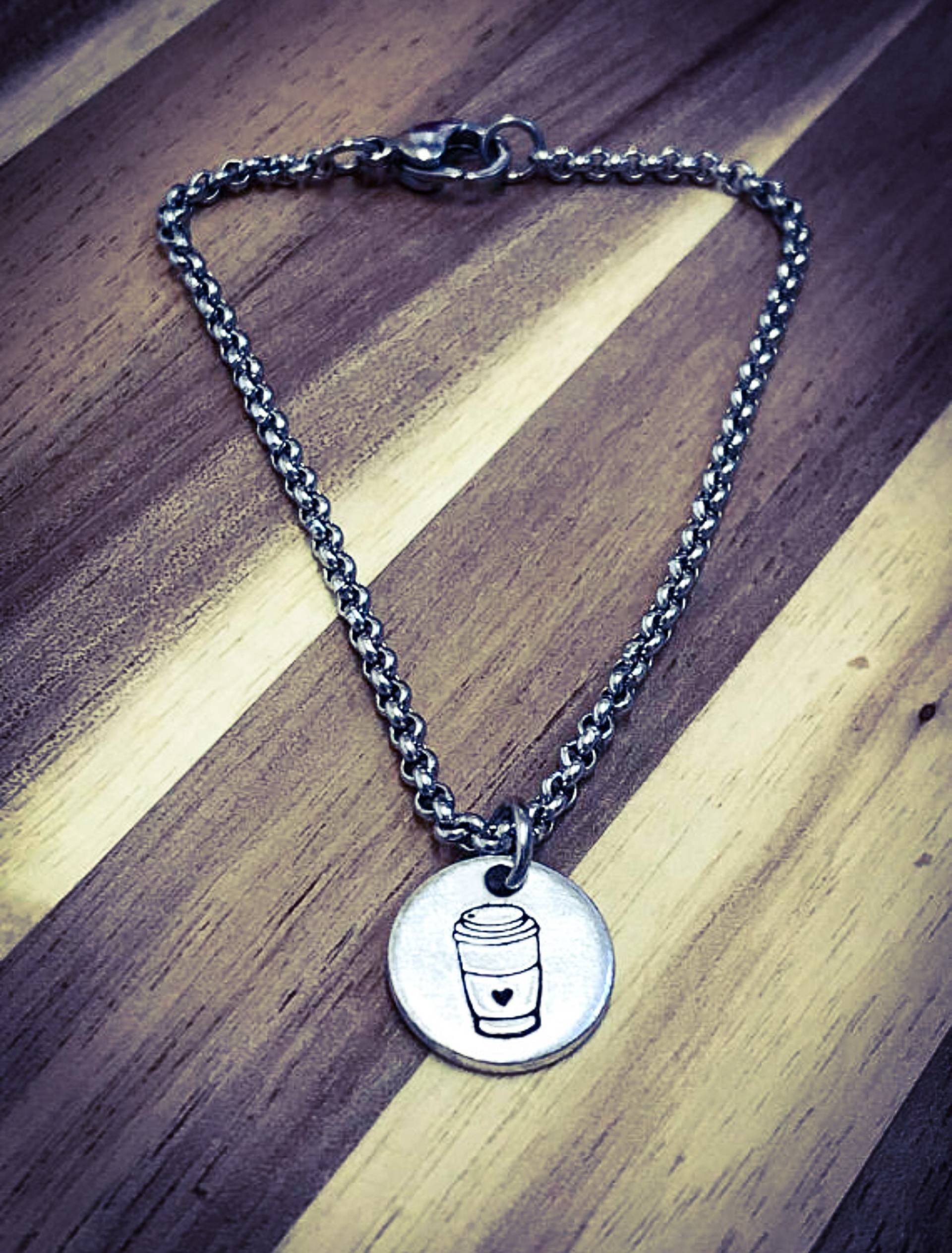 Handgestempeltes Kaffeetassen-Armband Aluminium-Kaffee-Liebhaber-Schmuck Handgestempeltes Kaffeetassen-Armband Aluminium-Kaffee-Liebhaber-Schmuck von BlossomWitchUK
