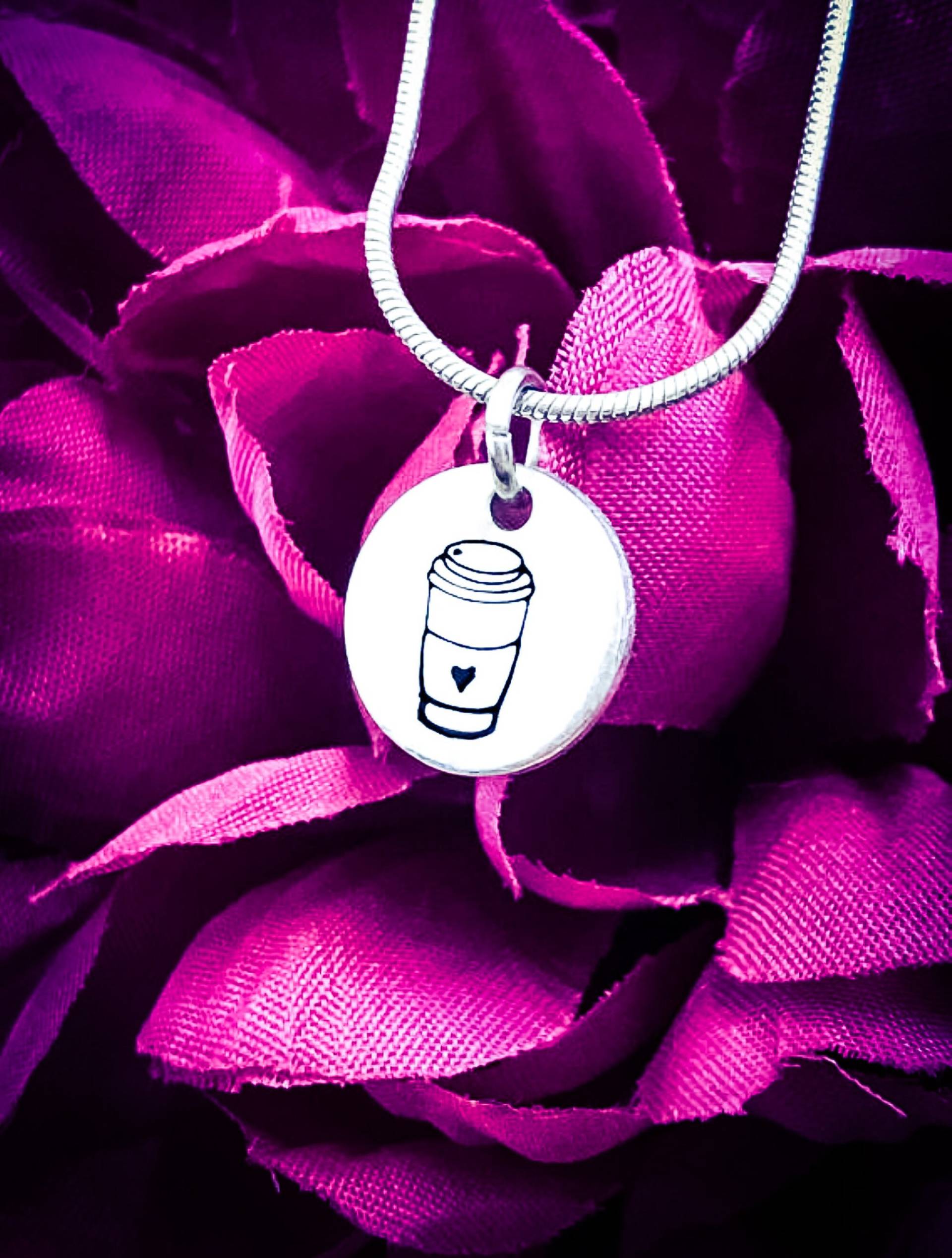 Handgestempelte Kaffeetasse-Halskette Aluminiumanhänger, Edelstahlkette Handgestempelte Kaffeetasse-Halskette Aluminiumanhänger, Edelstahlkette von BlossomWitchUK
