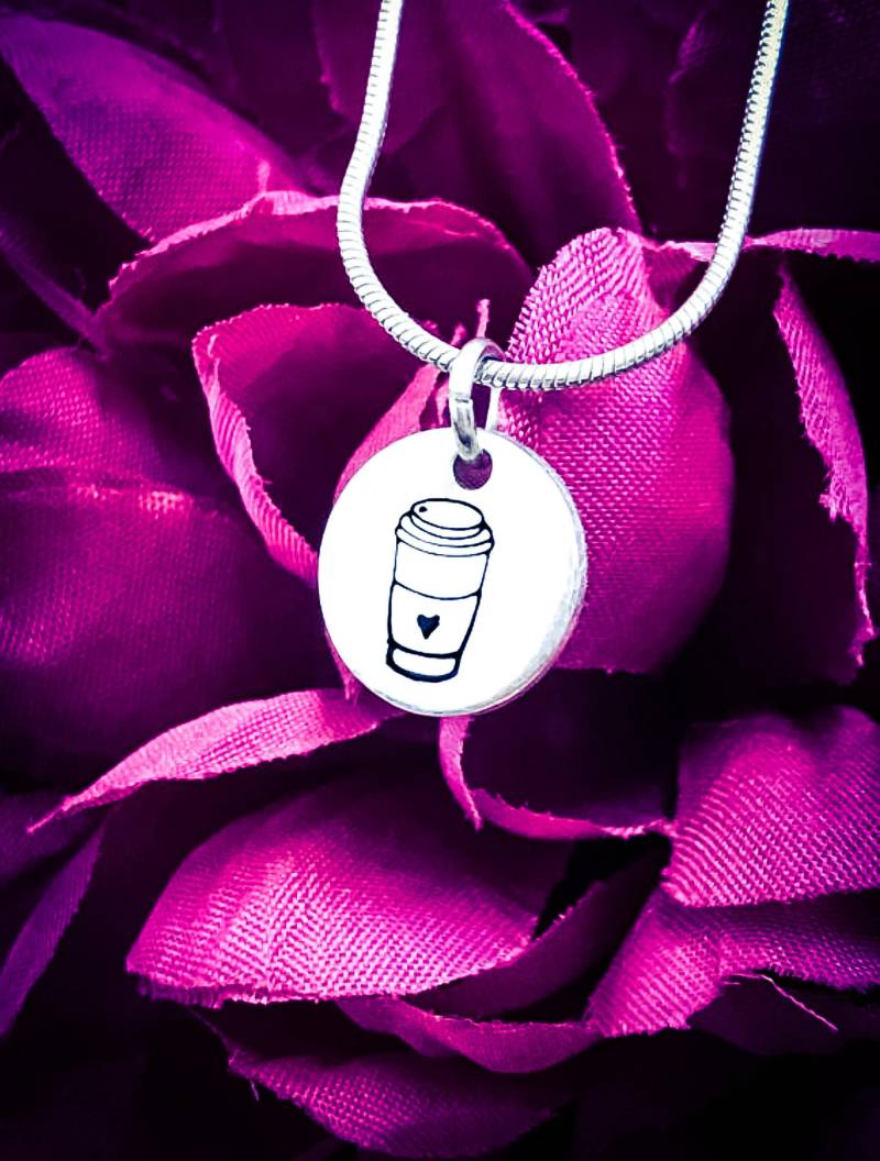 Handgestempelte Kaffeetasse-Halskette Aluminiumanhänger, Edelstahlkette Handgestempelte Kaffeetasse-Halskette Aluminiumanhänger, Edelstahlkette von BlossomWitchUK