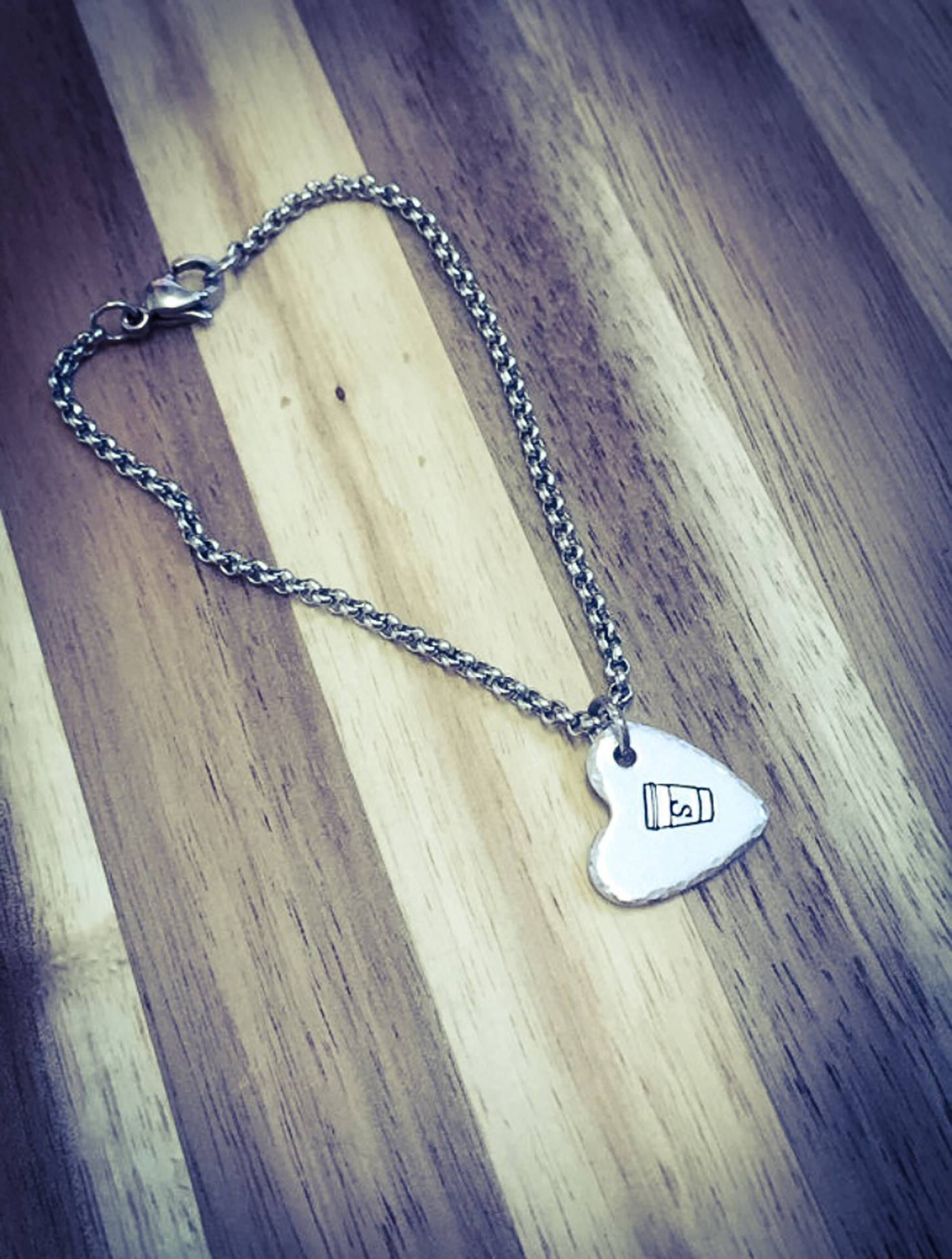 Kaffeetasse Initial Armband Hand Gestempelt Aluminium Herz, Edelstahl Kette Kaffeetasse Initial Armband Hand Gestempelt Aluminium Herz, Edelstahl Kette von BlossomWitchUK