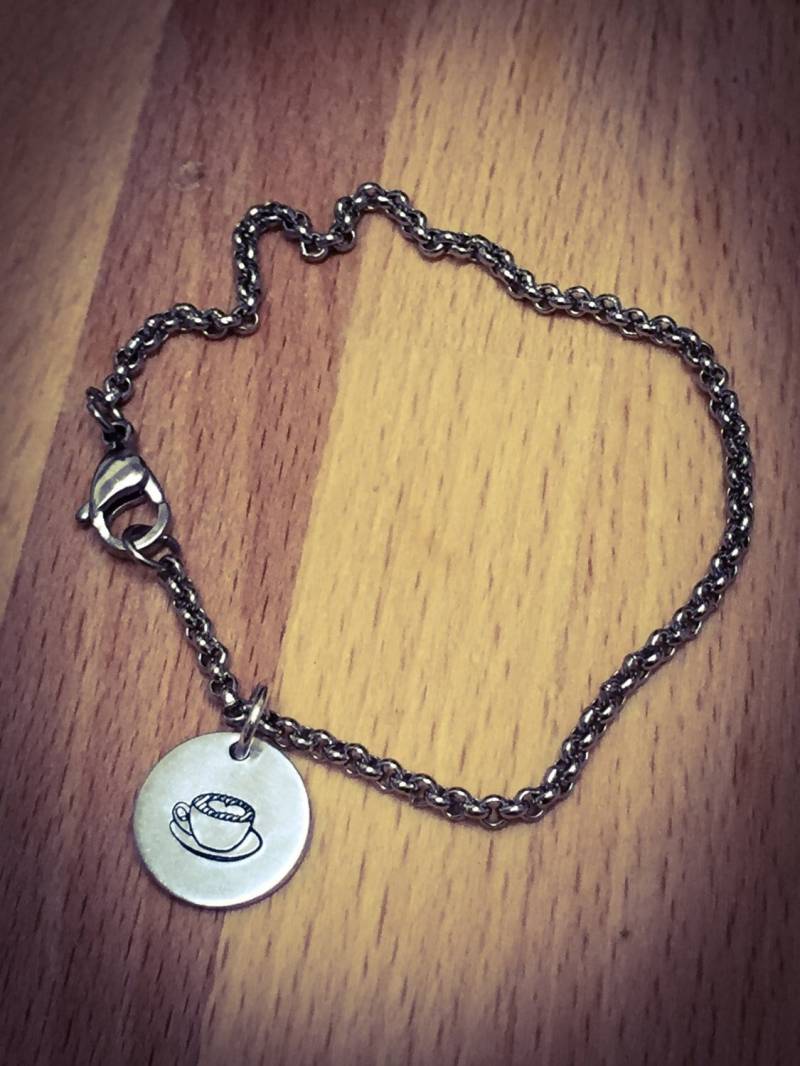 Handgestempeltes Kaffeetasse-Armband Edelstahl-Rolo-Kette Handgestempeltes Kaffeetasse-Armband Edelstahl-Rolo-Kette von BlossomWitchUK