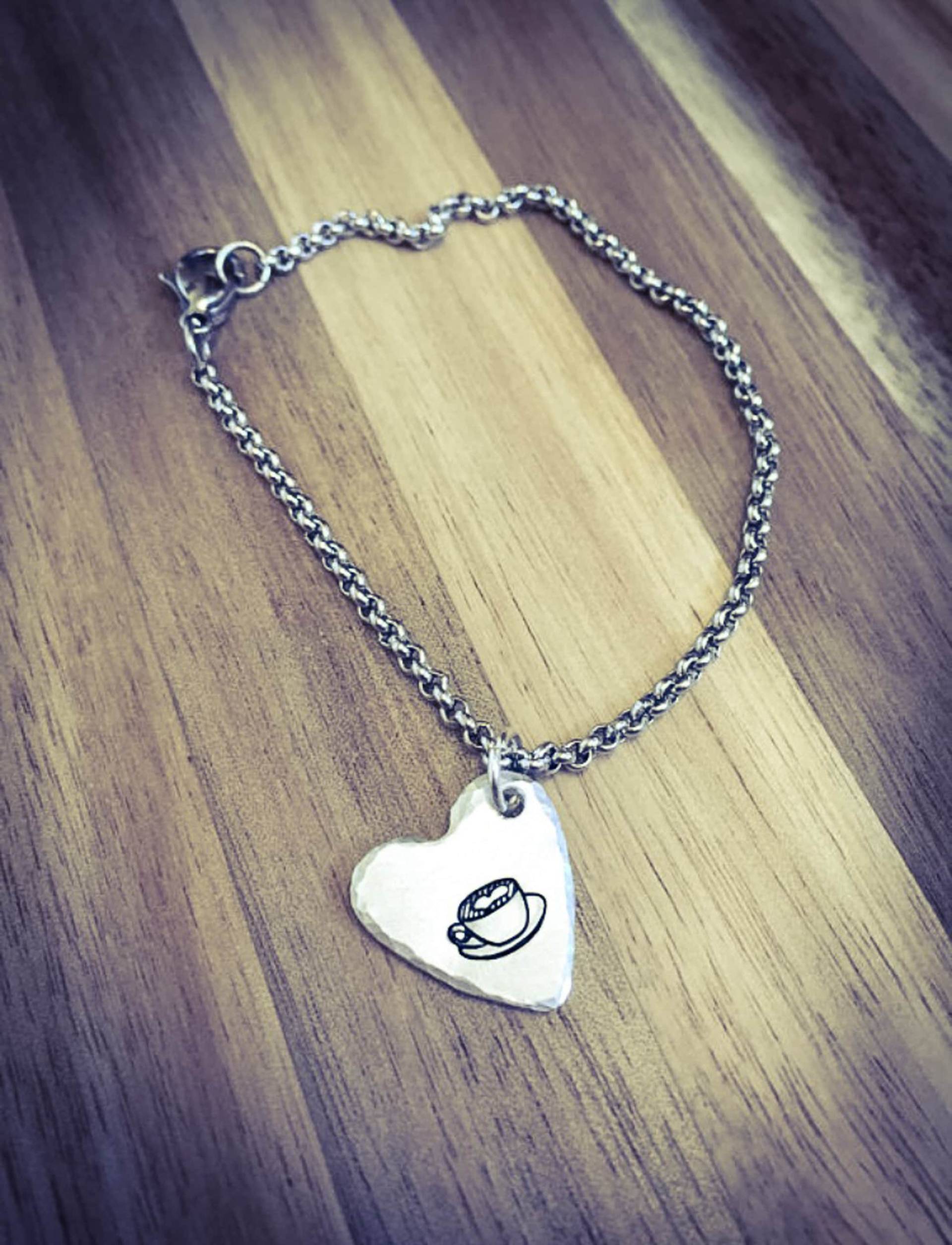 Handgestempeltes Kaffeetassen-Herzarmband Edelstahl-Rolo-Kette Handgestempeltes Kaffeetassen-Herzarmband Edelstahl-Rolo-Kette von BlossomWitchUK