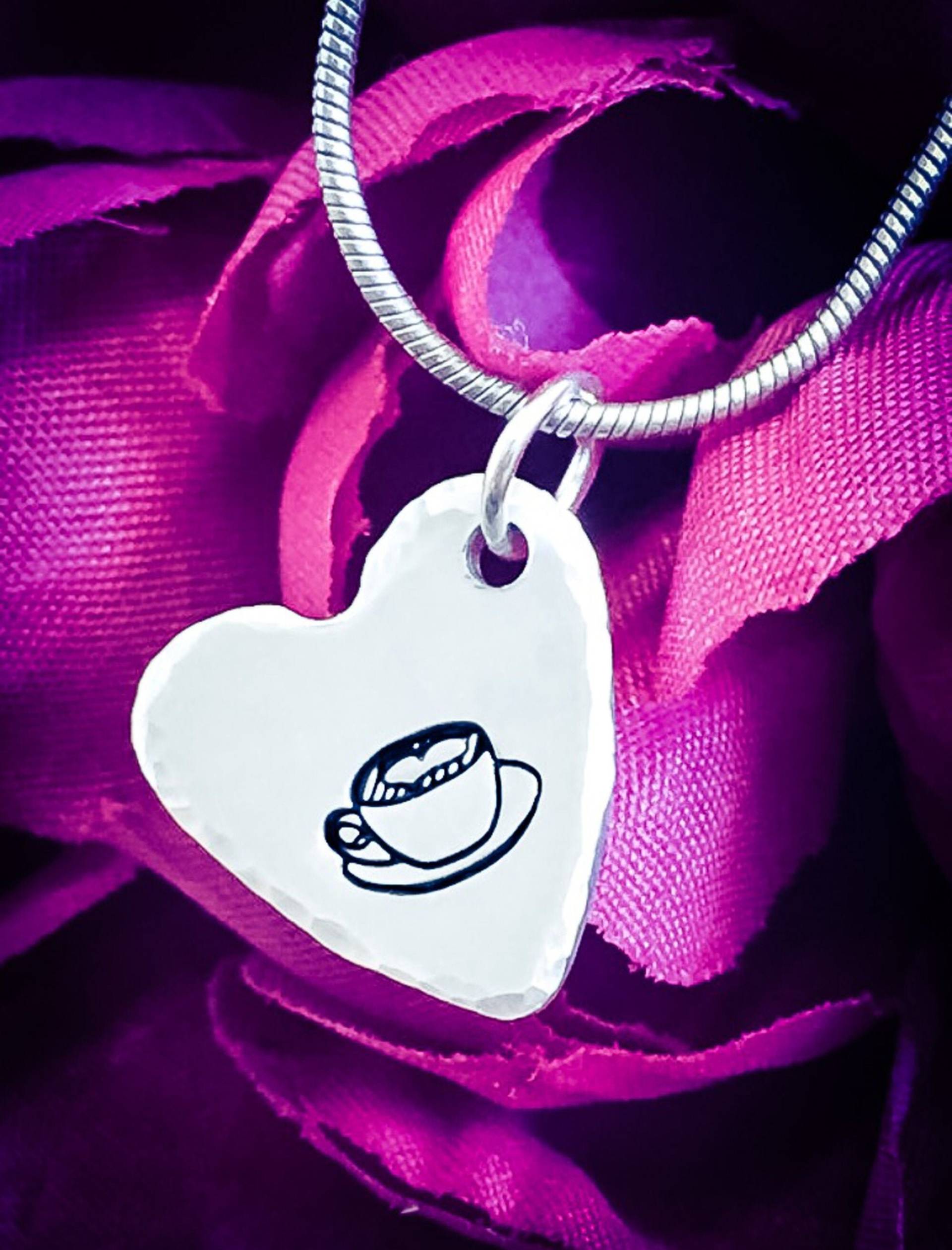 Hand Gestempelt Kaffeetasse Herz Halskette Aluminium Koffein Schmuck Hand Gestempelt Kaffeetasse Herz Halskette Aluminium Koffein Schmuck von BlossomWitchUK