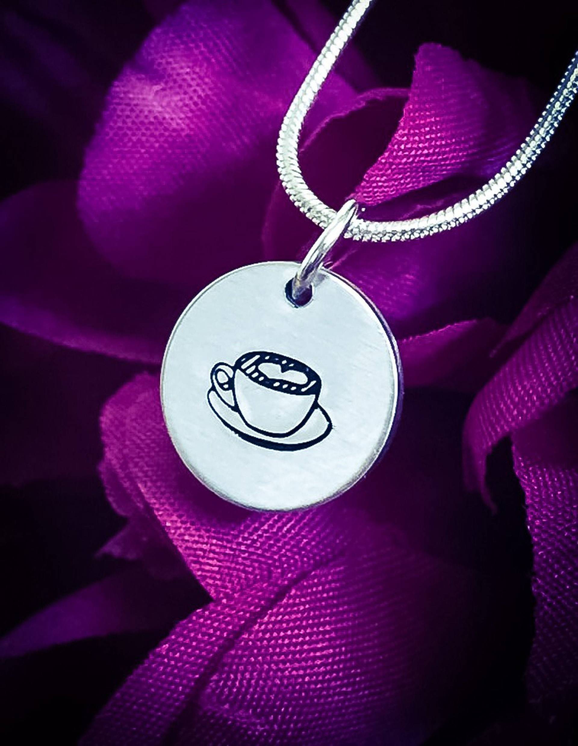Handgestempelte Kaffeetasse-Halskette Aluminiumanhänger, Edelstahlkette Handgestempelte Kaffeetasse-Halskette Aluminiumanhänger, Edelstahlkette von BlossomWitchUK