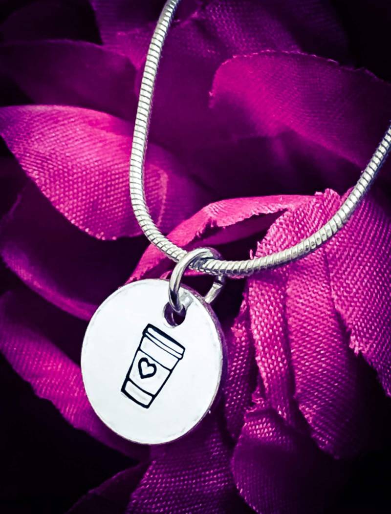 Handgestempelte Kaffeetasse-Halskette Aluminium-Herzanhänger, Edelstahlkette Handgestempelte Kaffeetasse-Halskette Aluminium-Herzanhänger, Edelstahlkette von BlossomWitchUK