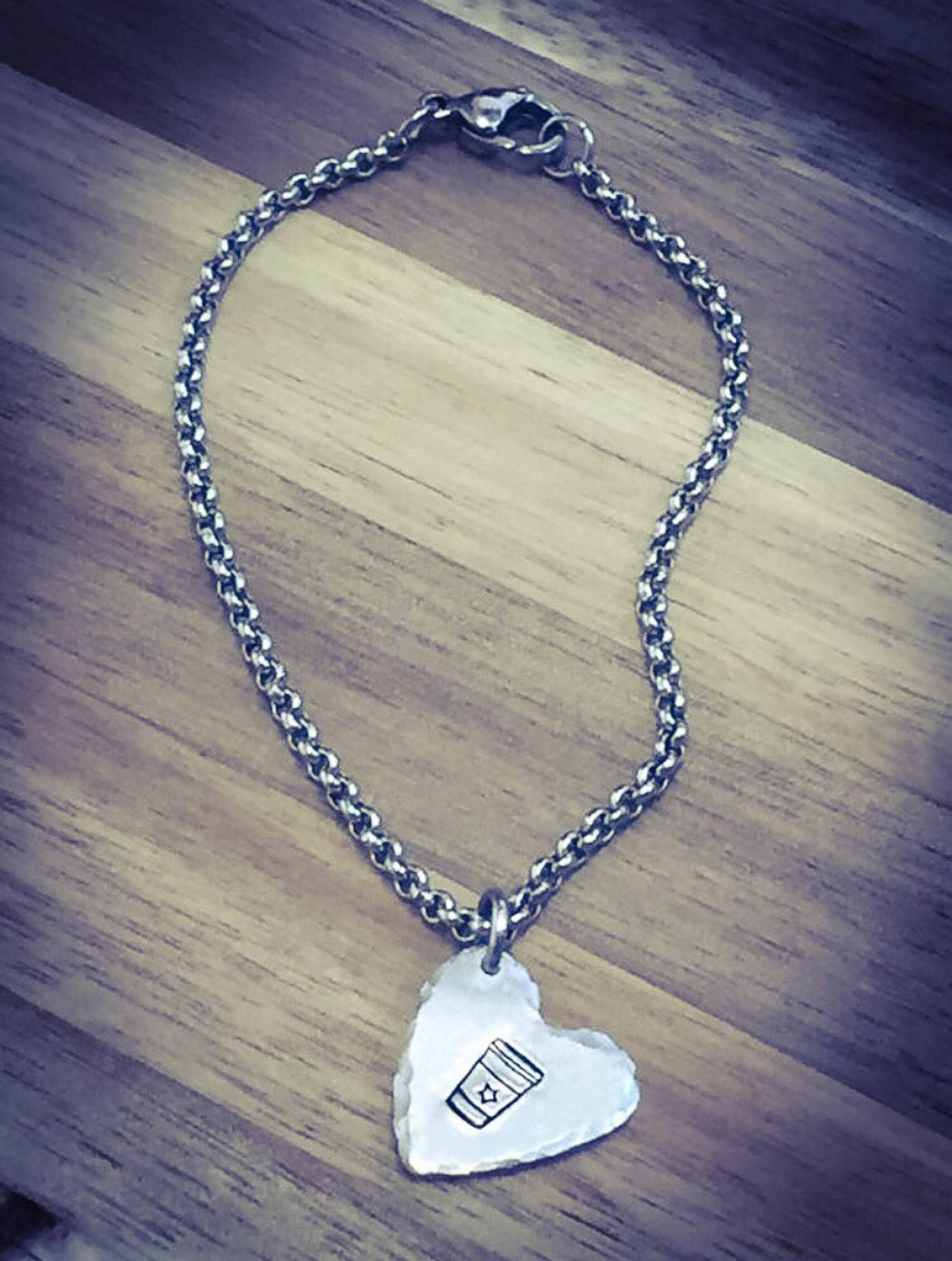 Handgestempeltes Kaffeetassen-Herzarmband Edelstahl-Rolo-Kette Handgestempeltes Kaffeetassen-Herzarmband Edelstahl-Rolo-Kette von BlossomWitchUK