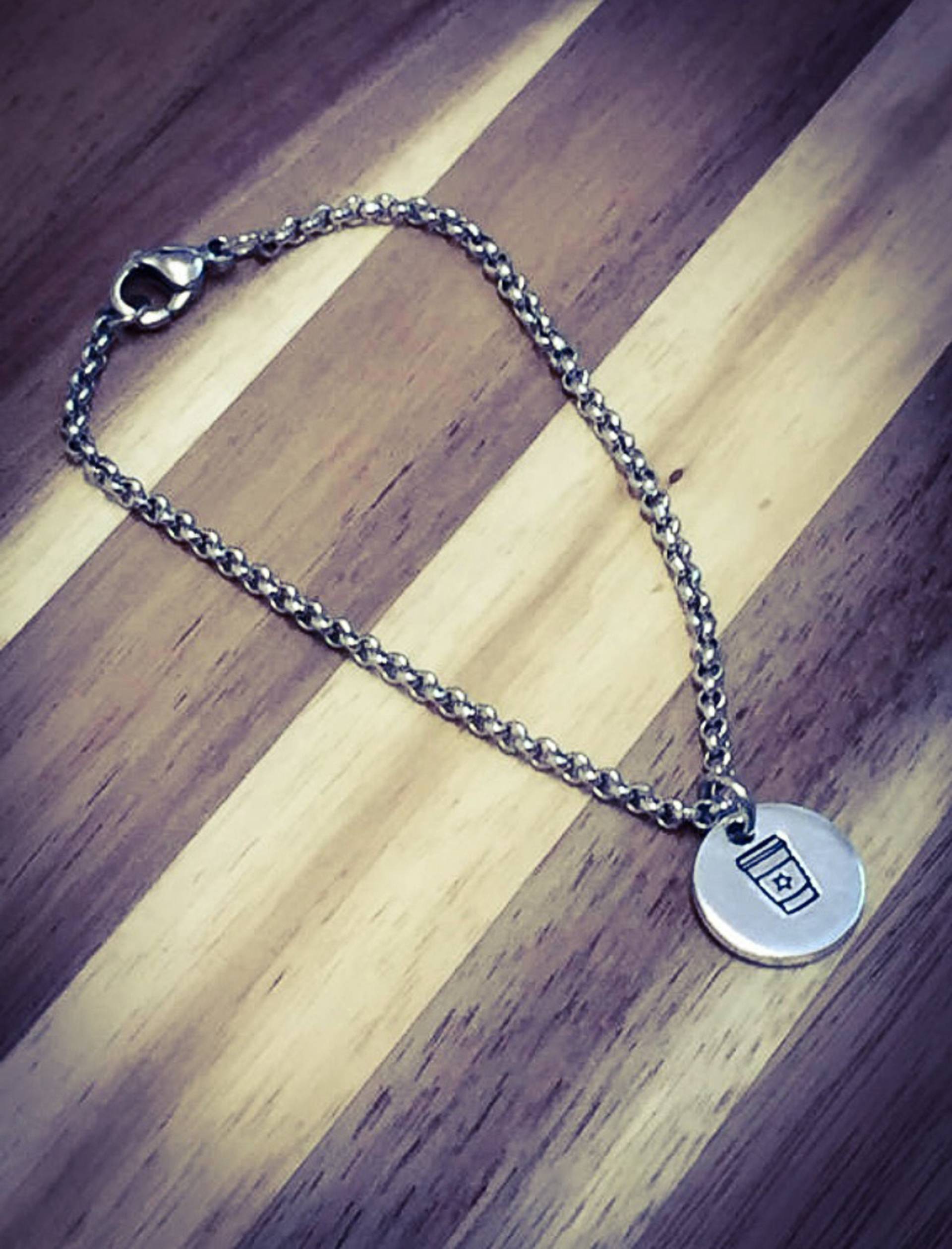 Handgestempeltes Kaffeetasse-Armband Edelstahl-Rolo-Kette Handgestempeltes Kaffeetasse-Armband Edelstahl-Rolo-Kette von BlossomWitchUK