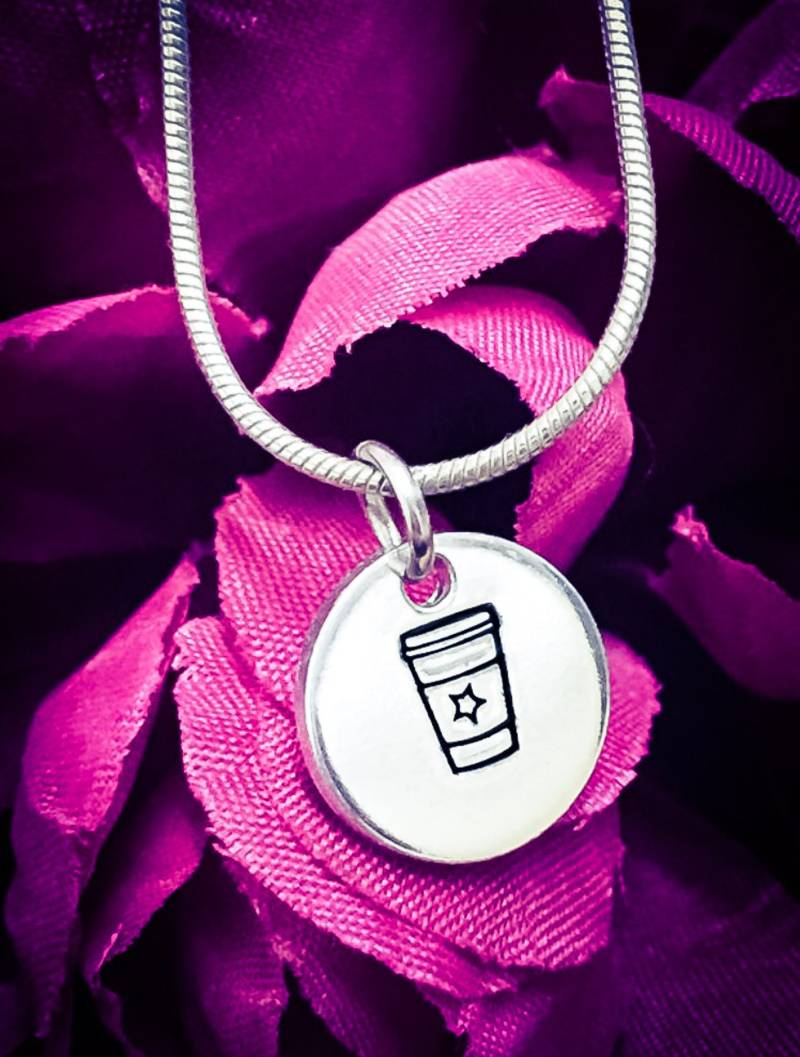 Handgestempelte Kaffeetasse-Halskette Edelstahl-Kaffee-Liebhaber-Schmuck Handgestempelte Kaffeetasse-Halskette Edelstahl-Kaffee-Liebhaber-Schmuck von BlossomWitchUK