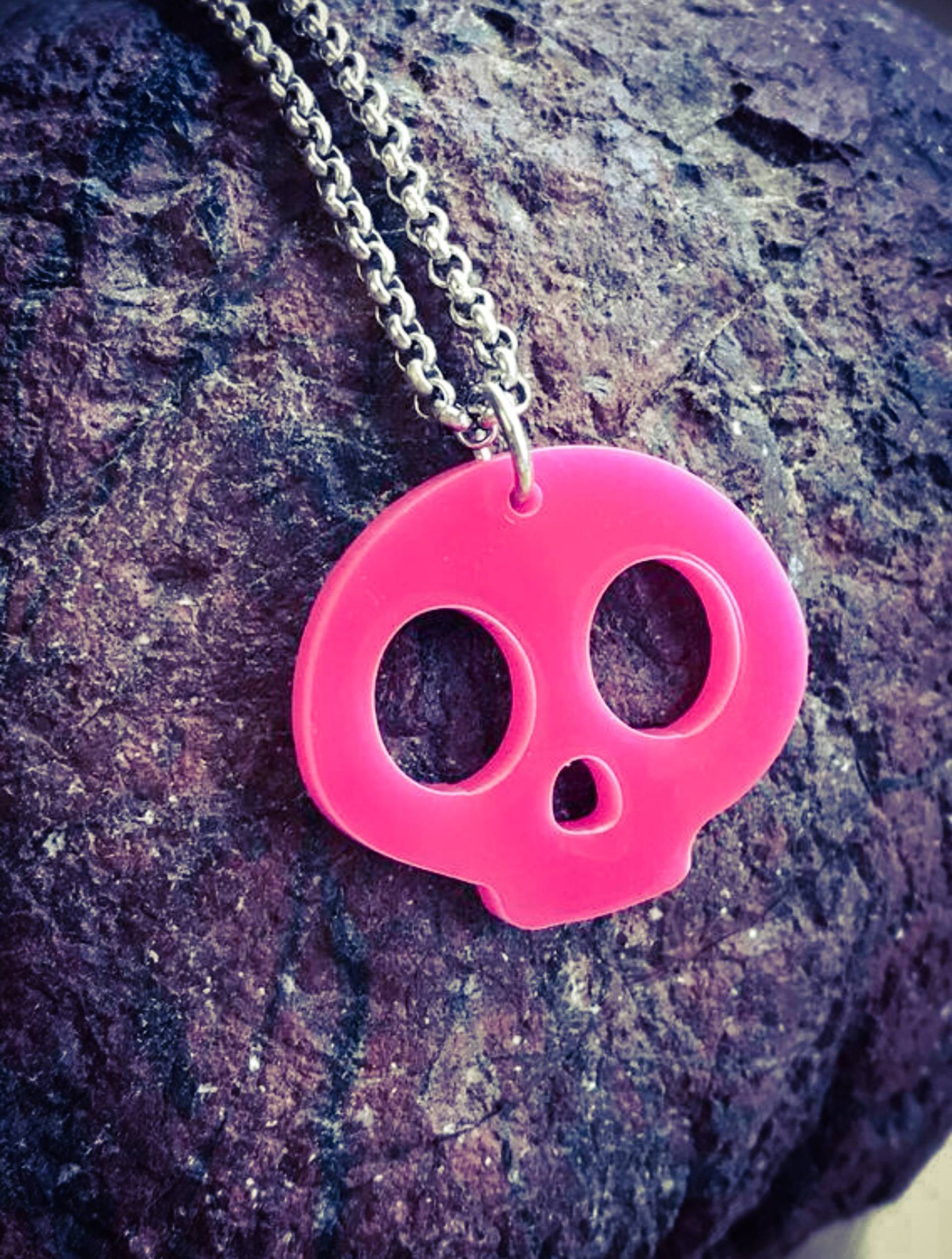 Kawaii Pink Acryl Schädel Halskette Edelstahl Rolo Kette Kawaii Pink Acryl Schädel Halskette Edelstahl Rolo Kette von BlossomWitchUK