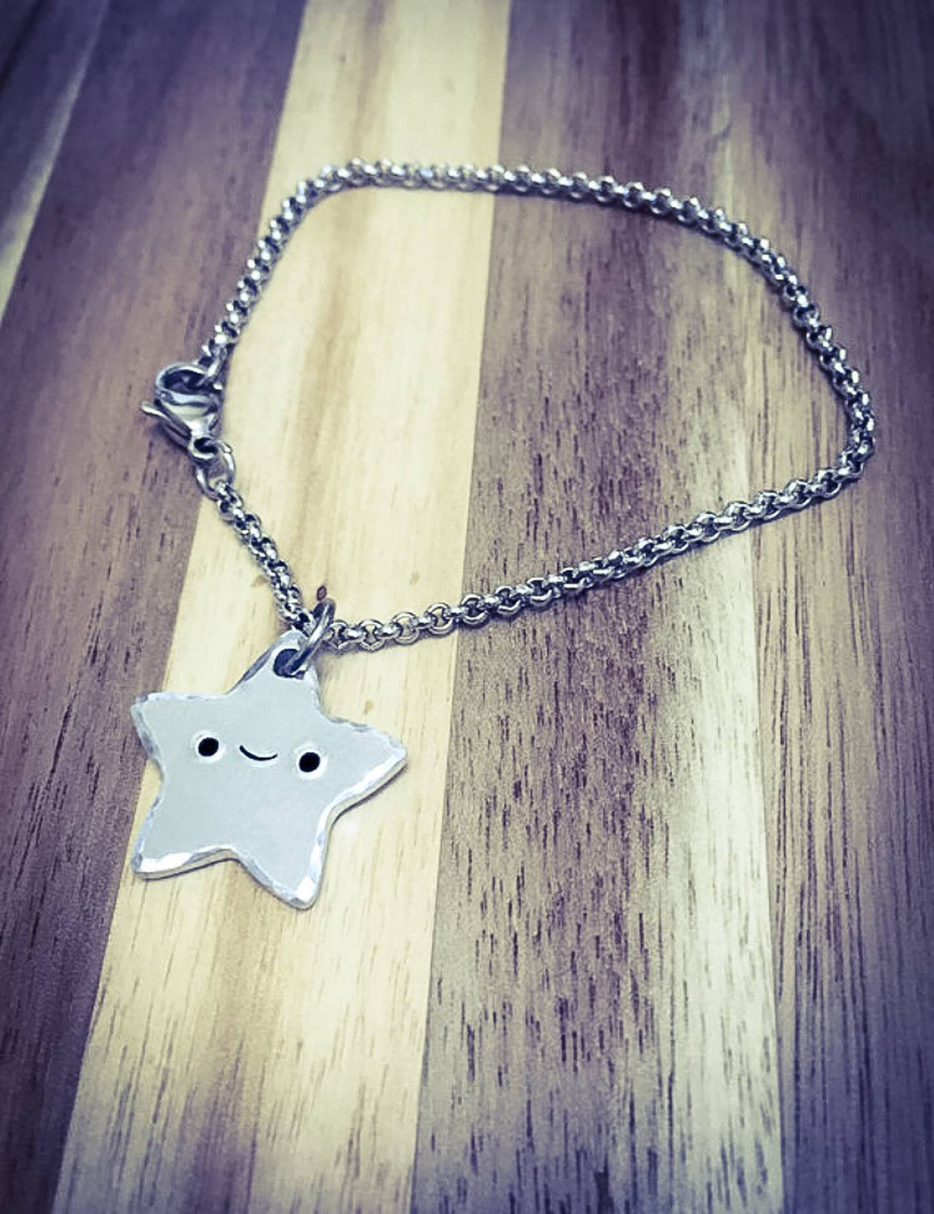 Kawaii Stern Armband Handgestempelter Aluminium Charm, Edelstahlkette Kawaii Stern Armband Handgestempelter Aluminium Charm, Edelstahlkette von BlossomWitchUK