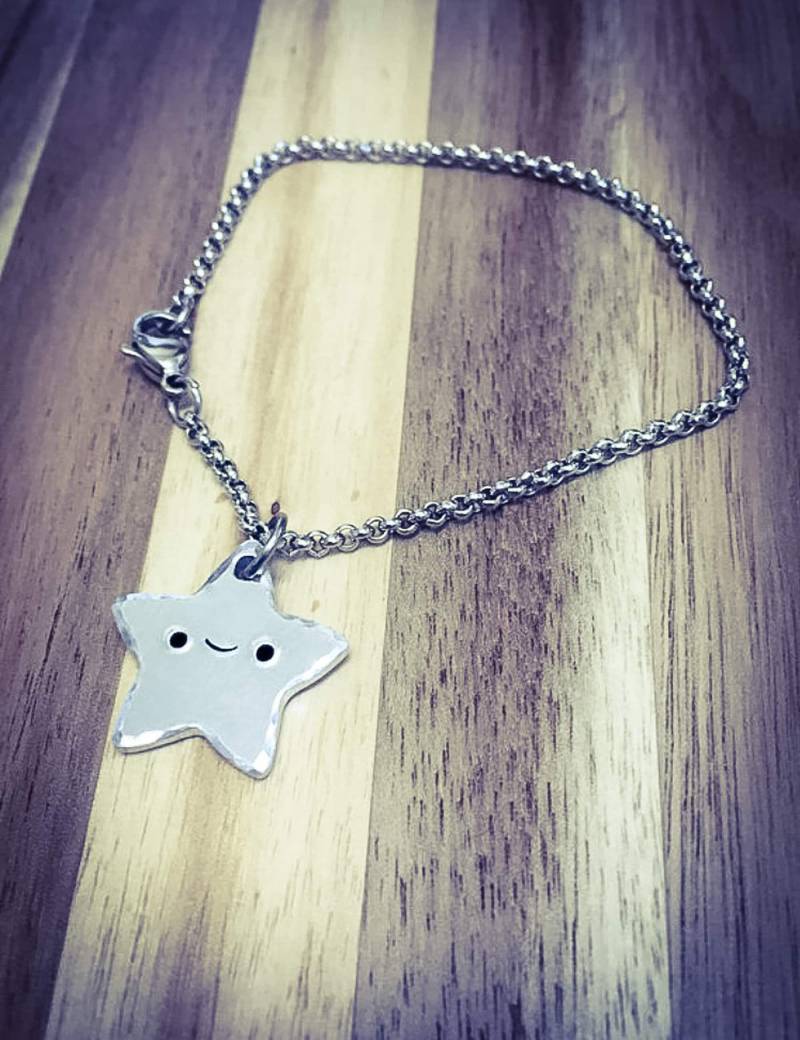 Kawaii Stern Armband Handgestempelter Aluminium Charm, Edelstahlkette Kawaii Stern Armband Handgestempelter Aluminium Charm, Edelstahlkette von BlossomWitchUK