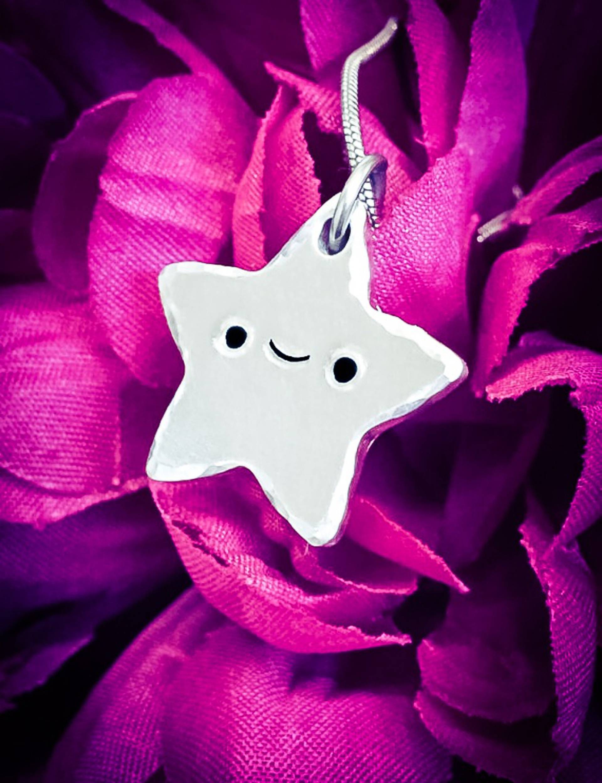 Kawaii Stern Halskette Handgestempelter Aluminium Anhänger Kawaii Stern Halskette Handgestempelter Aluminium Anhänger von BlossomWitchUK
