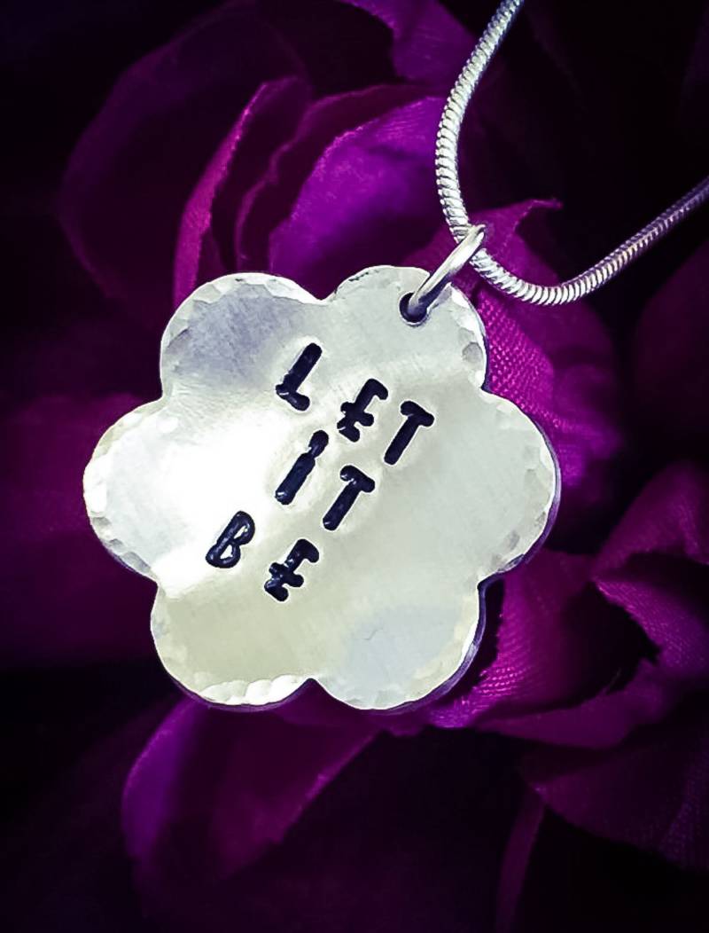 Hand Gestempelt "Let It Be' Blumen Halskette Aluminium Inspiration Anhänger Hand Gestempelt "Let It Be' Blumen Halskette Aluminium Inspiration Anhänger von BlossomWitchUK