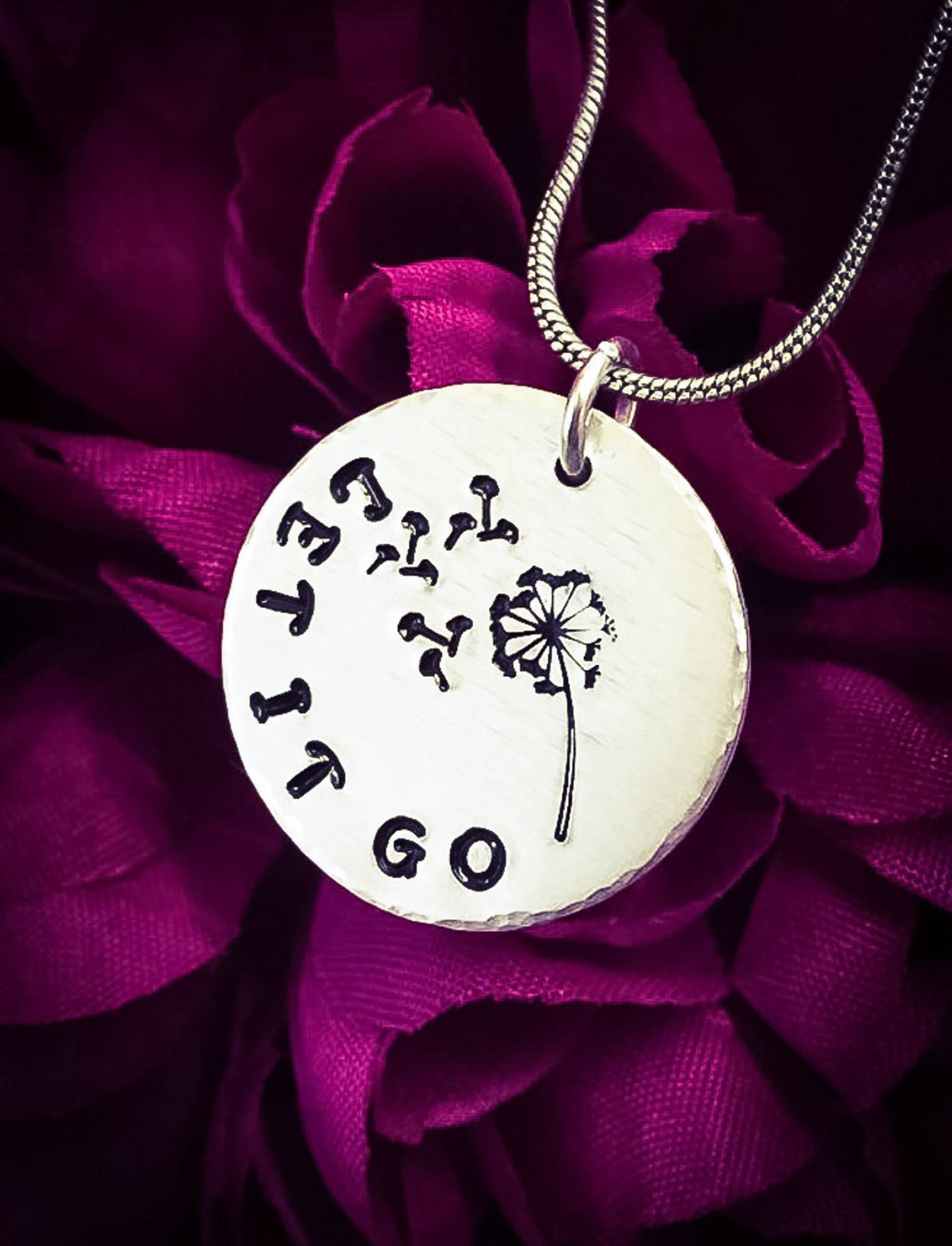 Handgestempelte Pusteblumen Halskette "Let It Go' Aluminium Anhänger Handgestempelte Pusteblumen Halskette "Let It Go' Aluminium Anhänger von BlossomWitchUK