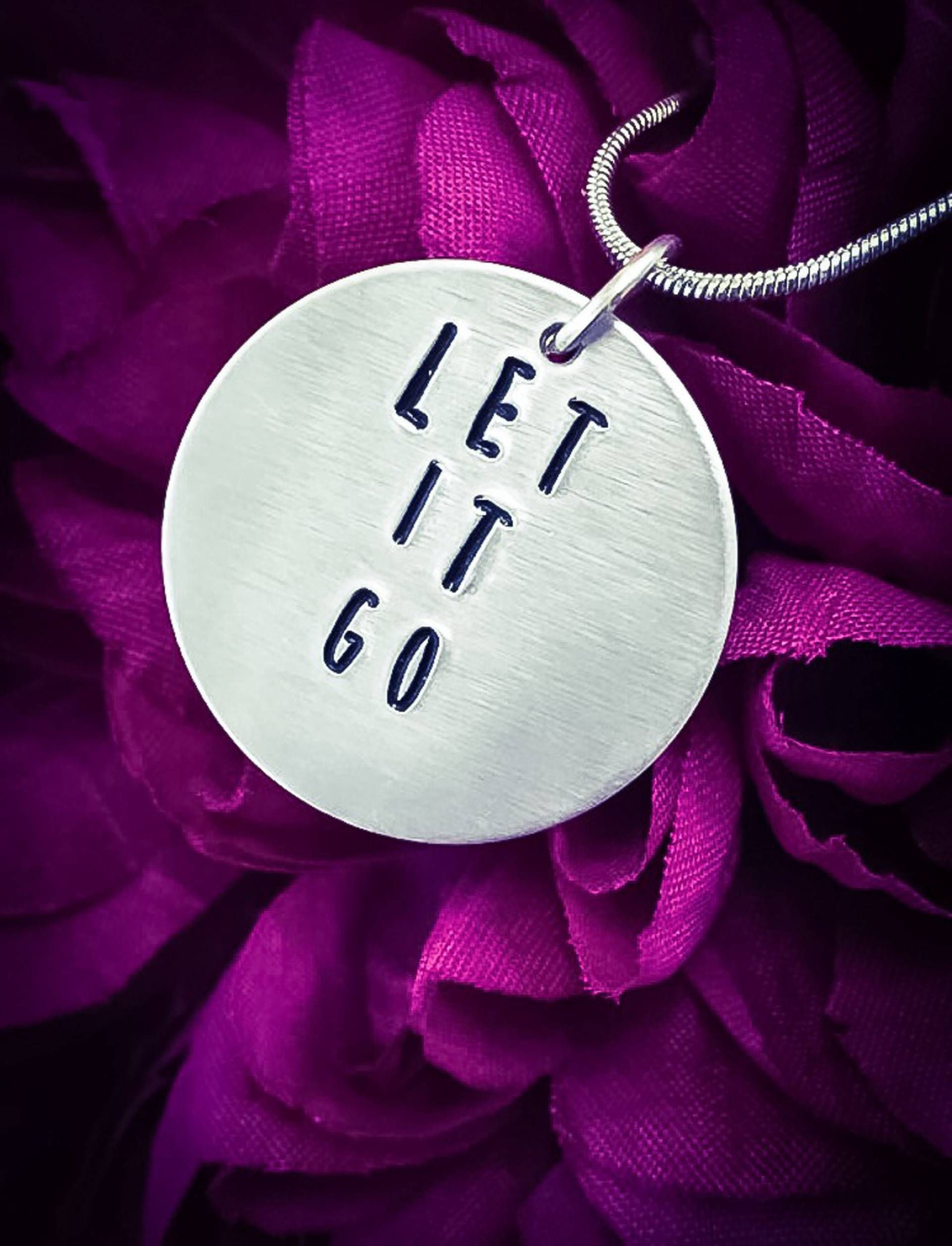 Handgestempelte "Let It Go' Halskette Aluminium Anhänger, Inspirational Schmuck Handgestempelte "Let It Go' Halskette Aluminium Anhänger, Inspirational Schmuck von BlossomWitchUK