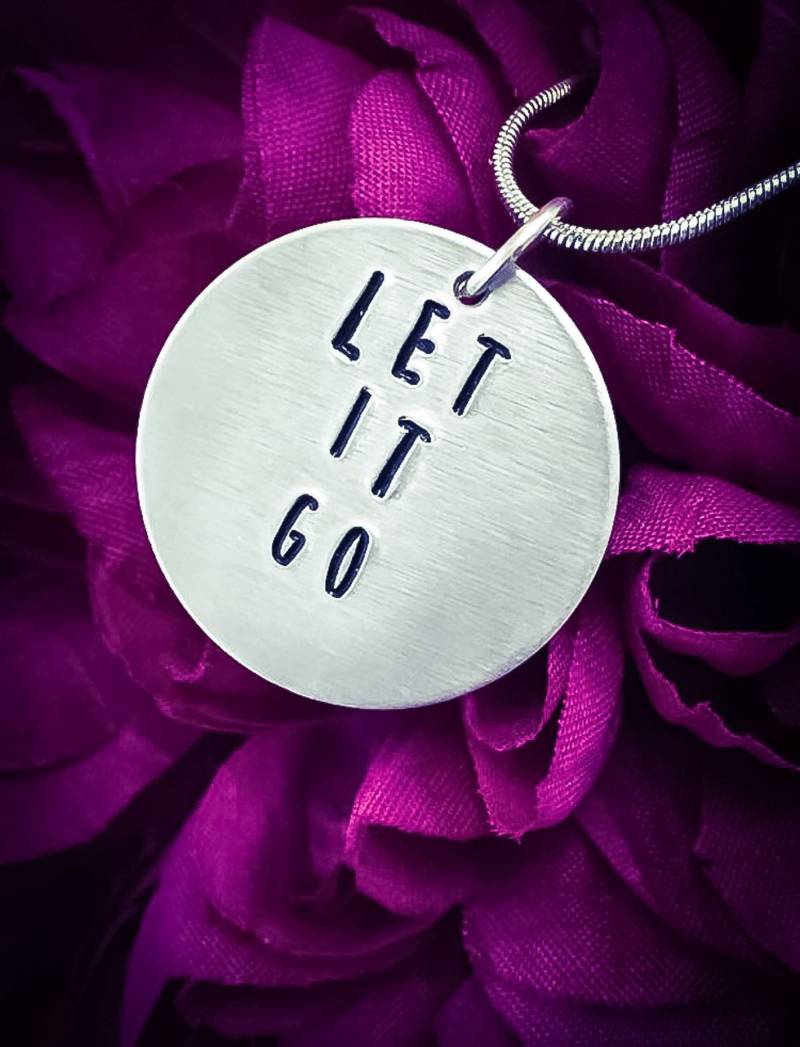 Handgestempelte "Let It Go' Halskette Aluminium Anhänger, Inspirational Schmuck Handgestempelte "Let It Go' Halskette Aluminium Anhänger, Inspirational Schmuck von BlossomWitchUK