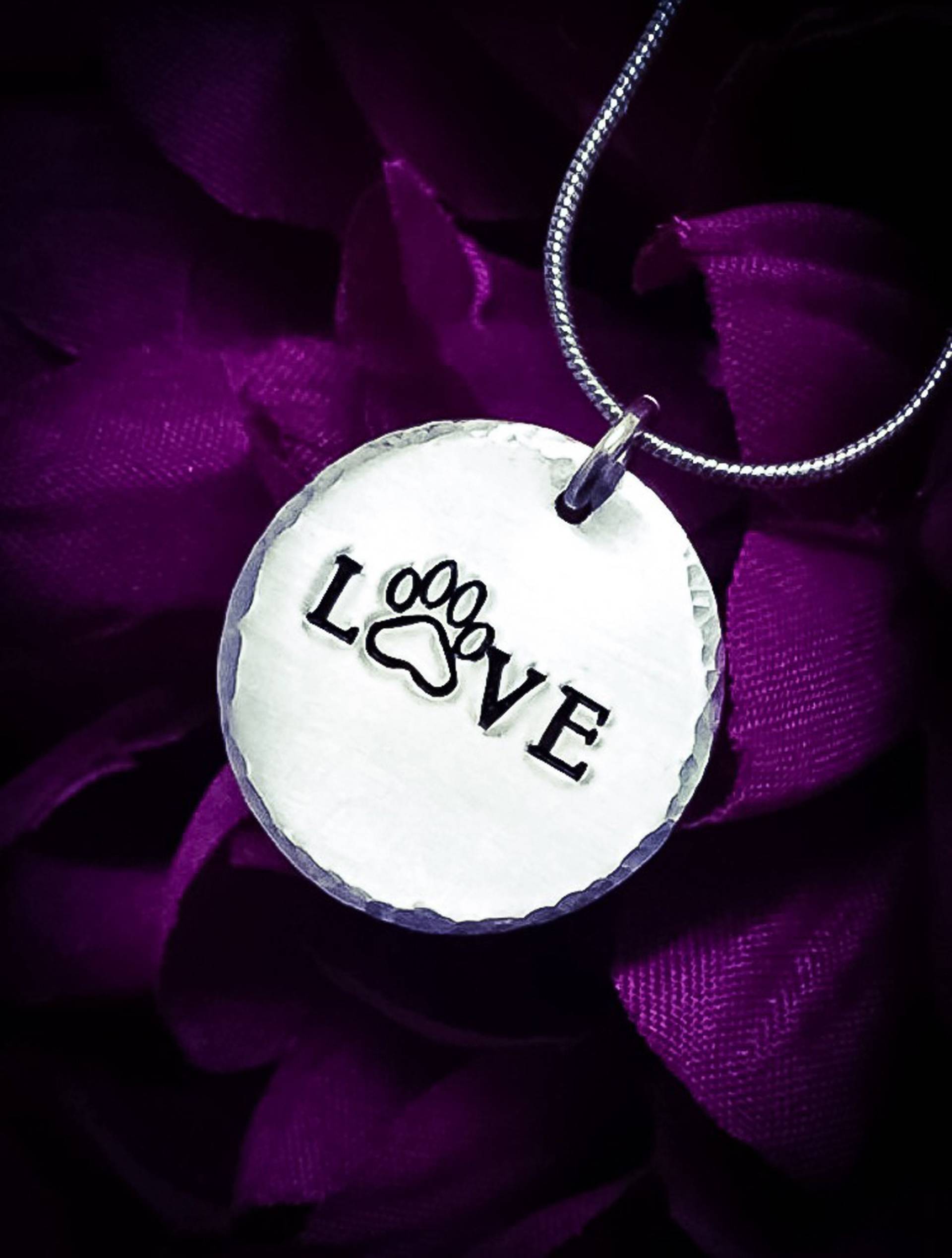 "Handgestempelter "Love" Pfotenabdruck-Halskette Aluminium-Haustierschmuck." "Handgestempelter "Love" Pfotenabdruck-Halskette Aluminium-Haustierschmuck." von BlossomWitchUK