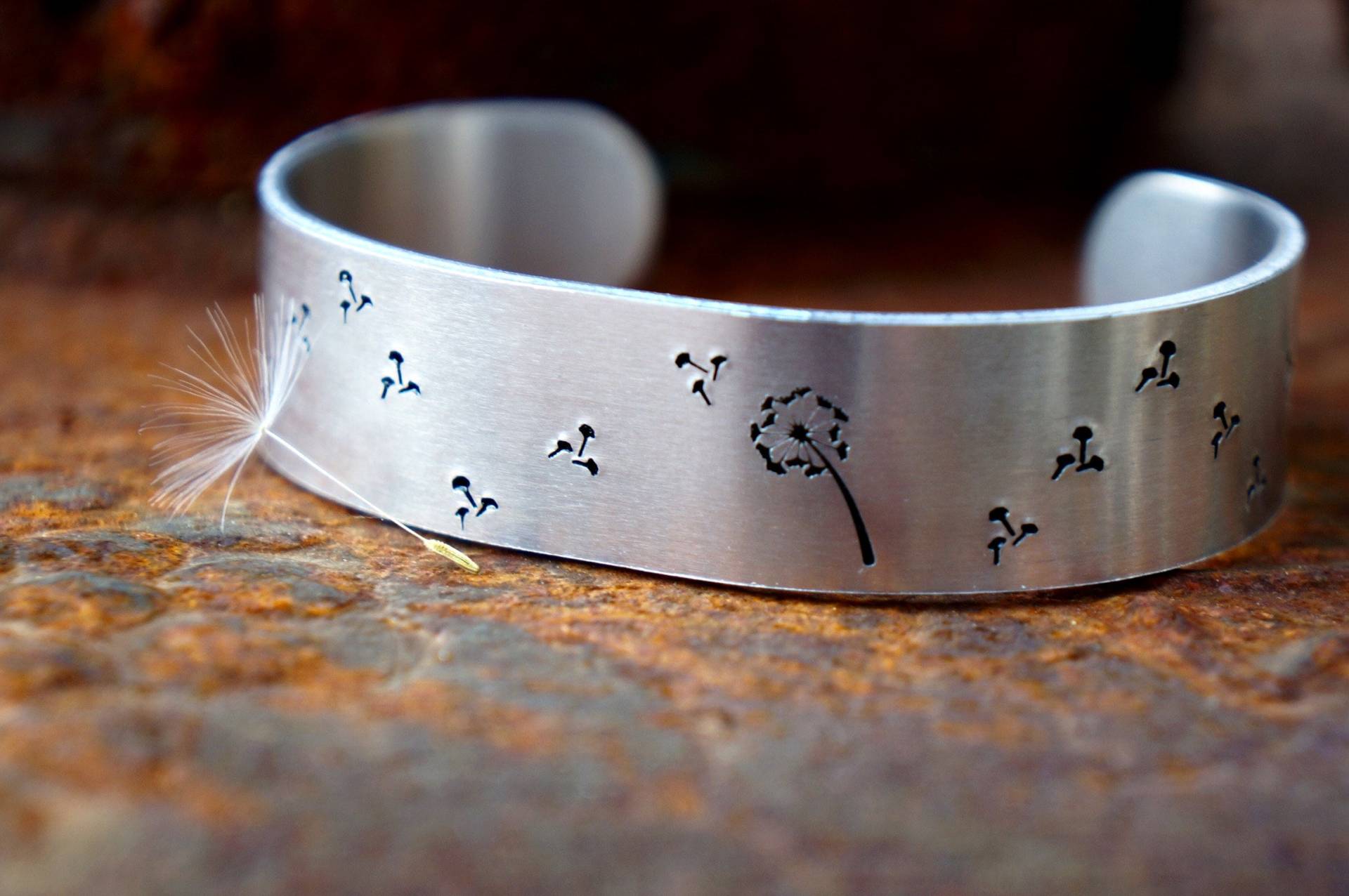 Hand Gestempelt Löwenzahn Manschette Armband Aluminium Natur Armreif Hand Gestempelt Löwenzahn Manschette Armband Aluminium Natur Armreif von BlossomWitchUK