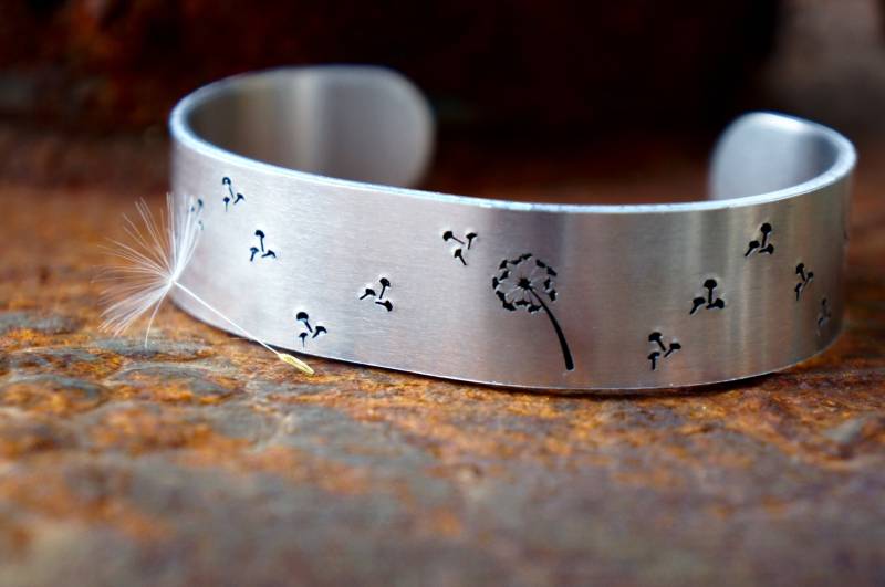 Hand Gestempelt Löwenzahn Manschette Armband Aluminium Natur Armreif Hand Gestempelt Löwenzahn Manschette Armband Aluminium Natur Armreif von BlossomWitchUK