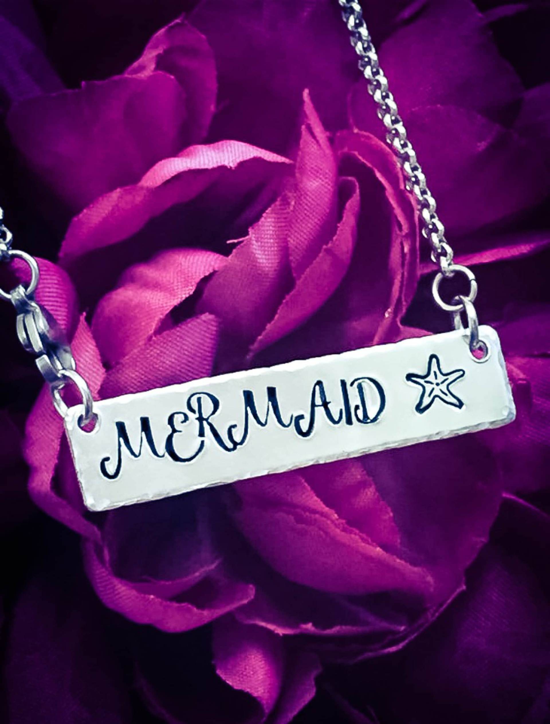 Handgestempelte Meerjungfrau-Halskette Aluminiumanhänger, Edelstahlkette Handgestempelte Meerjungfrau-Halskette Aluminiumanhänger, Edelstahlkette von BlossomWitchUK
