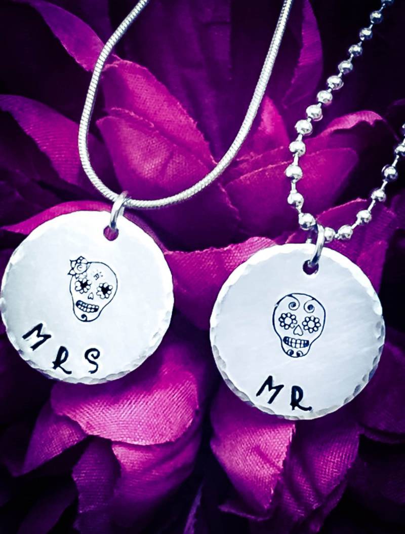 Handgestempelt Mr & Mrs Sugar Skull Halsketten-Set Handgestempelt Mr & Mrs Sugar Skull Halsketten-Set von BlossomWitchUK