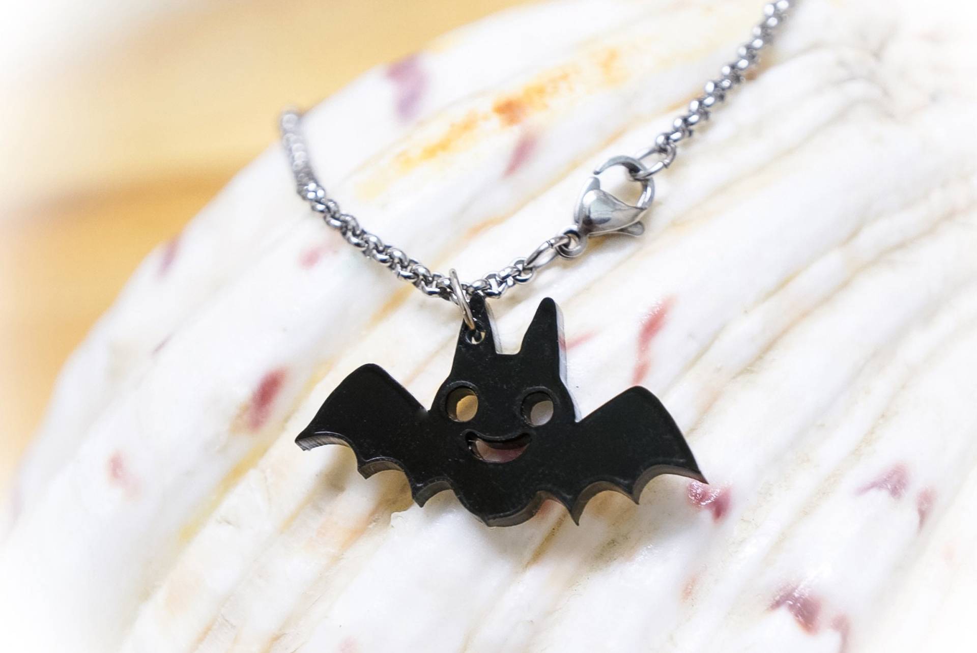 Kawaii Fledermaus Halskette Schwarzer Anhänger Aus Acryl, Edelstahlkettchen Kawaii Fledermaus Halskette Schwarzer Anhänger Aus Acryl, Edelstahlkettchen von BlossomWitchUK