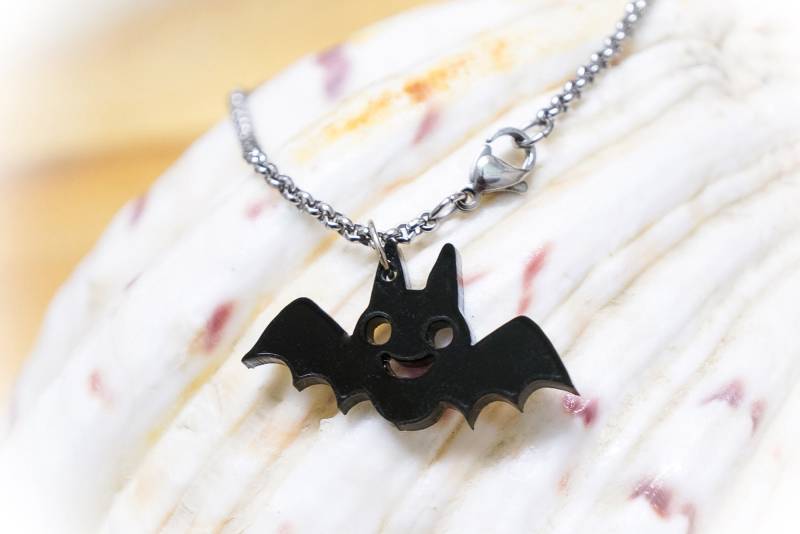 Kawaii Fledermaus Halskette Schwarzer Anhänger Aus Acryl, Edelstahlkettchen Kawaii Fledermaus Halskette Schwarzer Anhänger Aus Acryl, Edelstahlkettchen von BlossomWitchUK