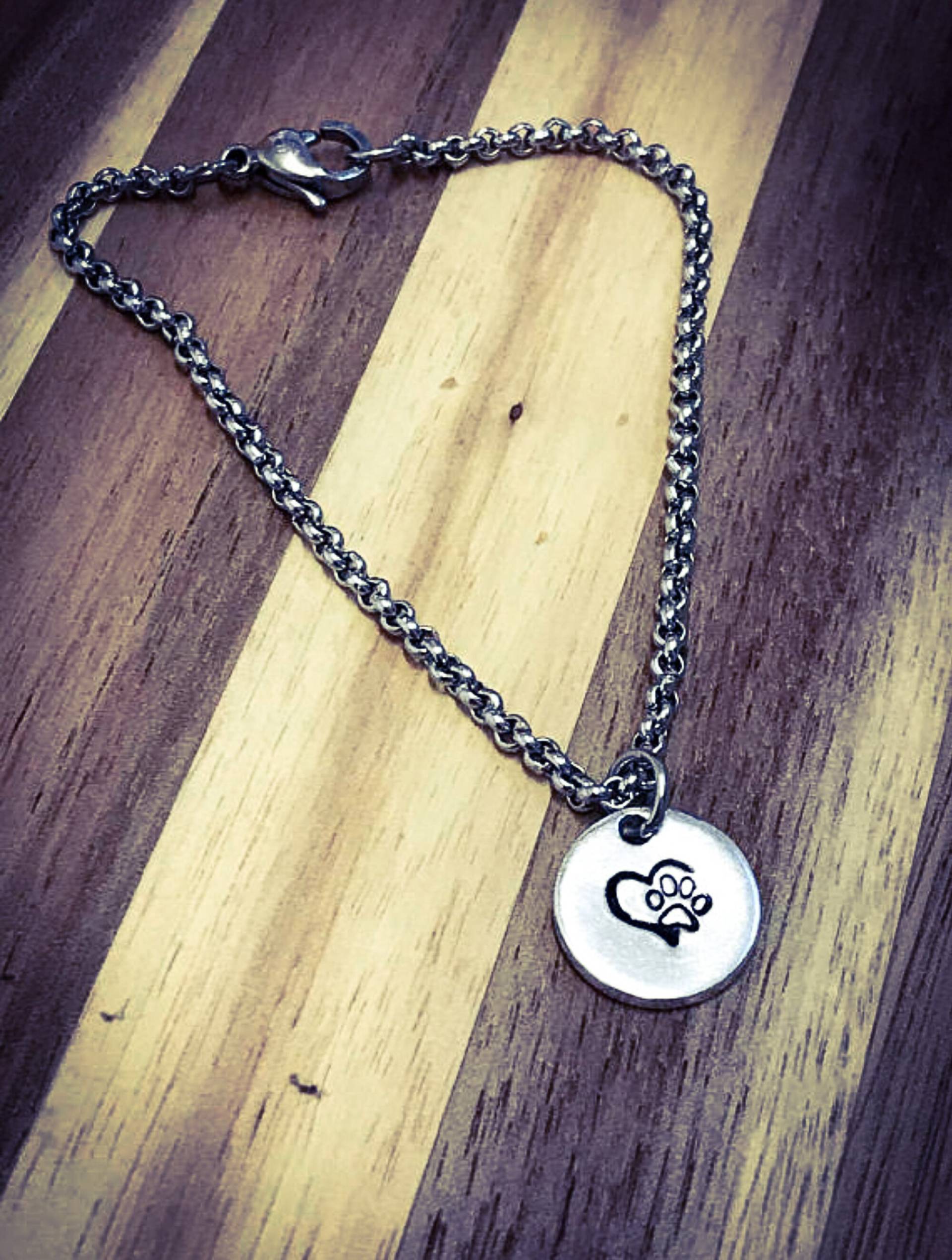 Handgestempeltes Pfotenabdruck-Herzarmband Edelstahl-Rolo-Kette Handgestempeltes Pfotenabdruck-Herzarmband Edelstahl-Rolo-Kette von BlossomWitchUK