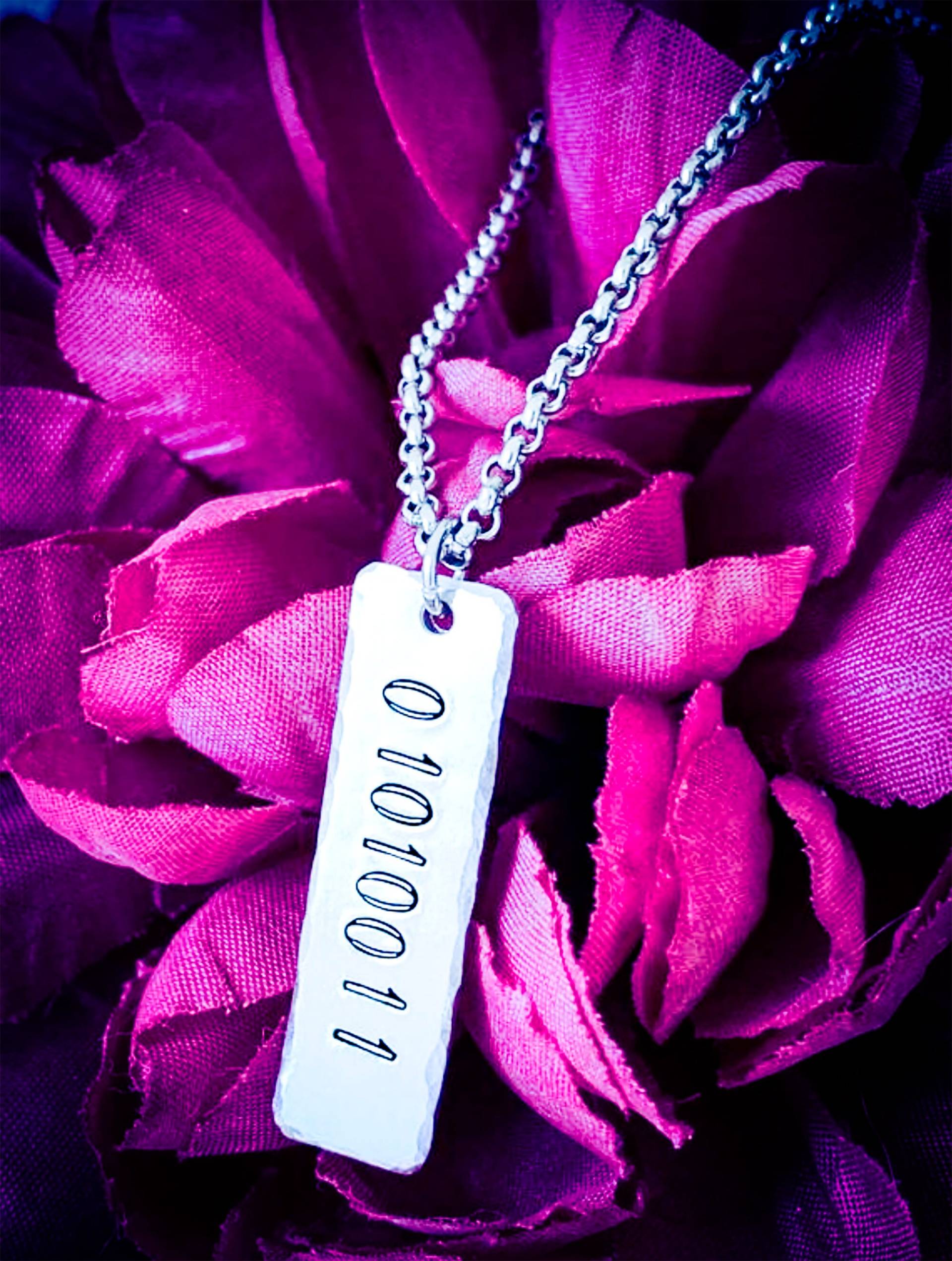 Personalisierte Binär-Code-Halskette Handgestempeltes Anfangsmonogramm, Geschenk Für Geek Personalisierte Binär-Code-Halskette Handgestempeltes Anfangsmonogramm, Geschenk Für Geek von BlossomWitchUK