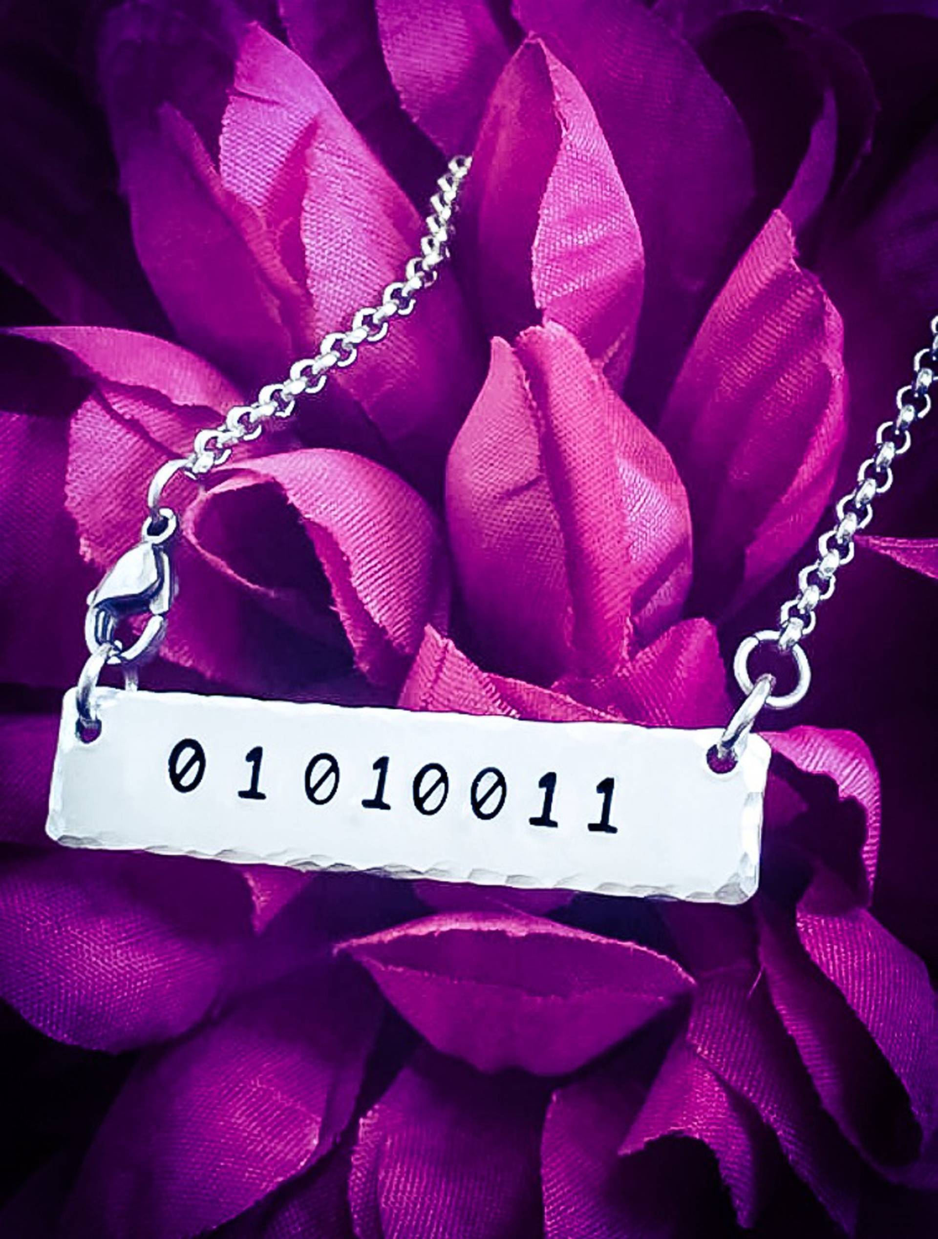 Personalisierte Binäre Initial-Halskette Handgestempelter Geek-Schmuck Personalisierte Binäre Initial-Halskette Handgestempelter Geek-Schmuck von BlossomWitchUK