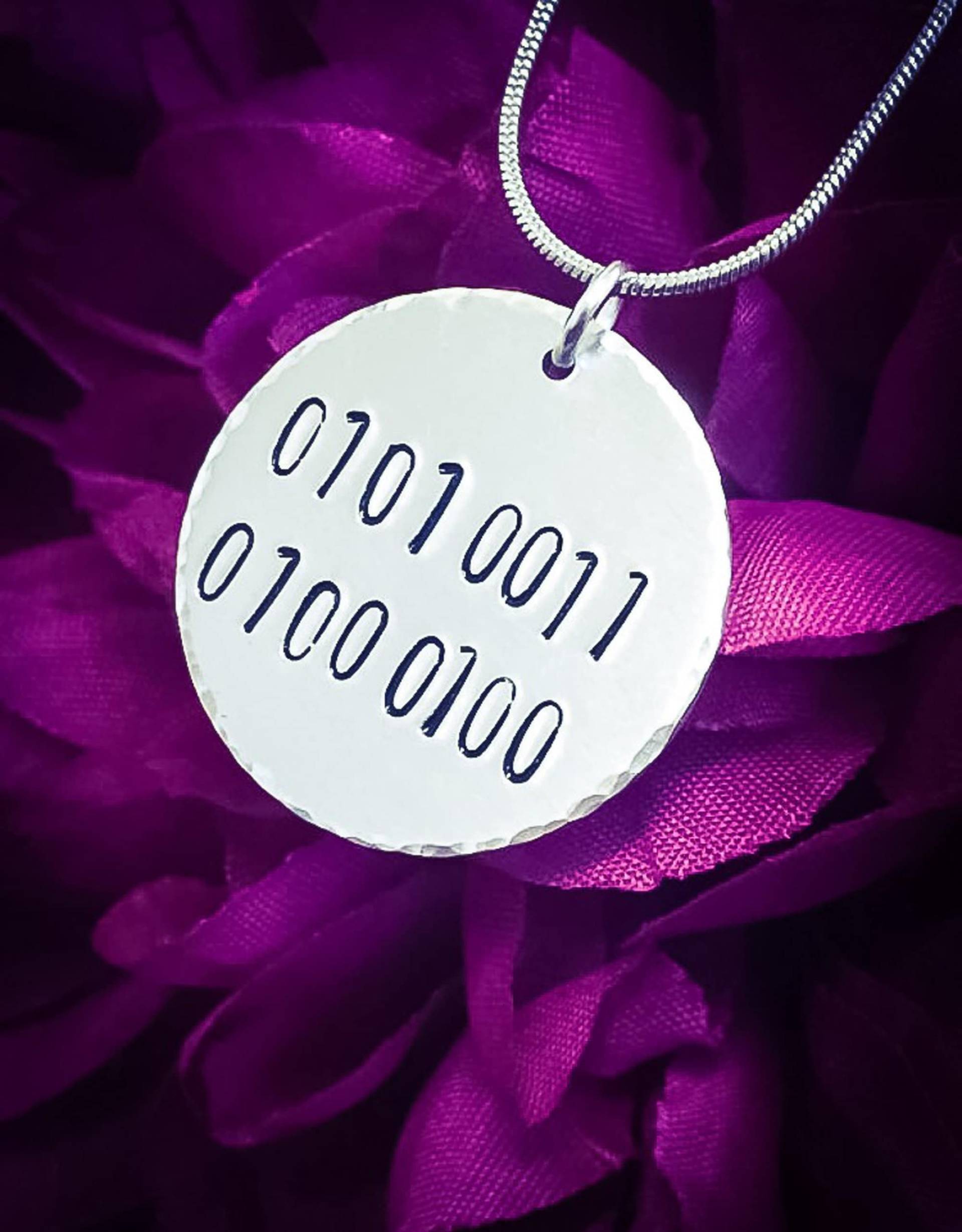 Personalisierte Binäre Initial-Halskette Handgestempelter Geek-Schmuck Personalisierte Binäre Initial-Halskette Handgestempelter Geek-Schmuck von BlossomWitchUK
