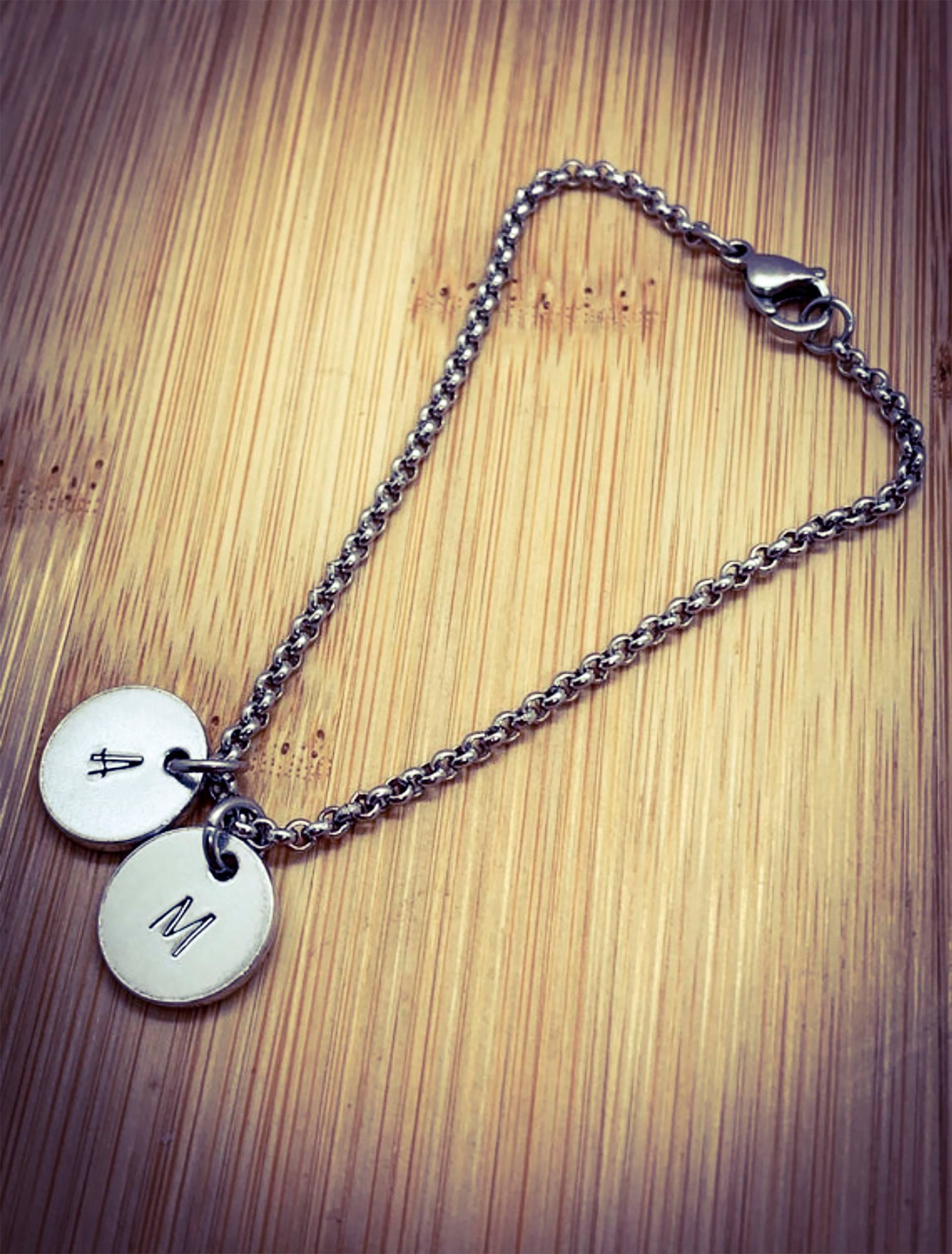 Personalisierter Anfangsarmband Handgestempeltes Monogramm, Edelstahlkette Personalisierter Anfangsarmband Handgestempeltes Monogramm, Edelstahlkette von BlossomWitchUK
