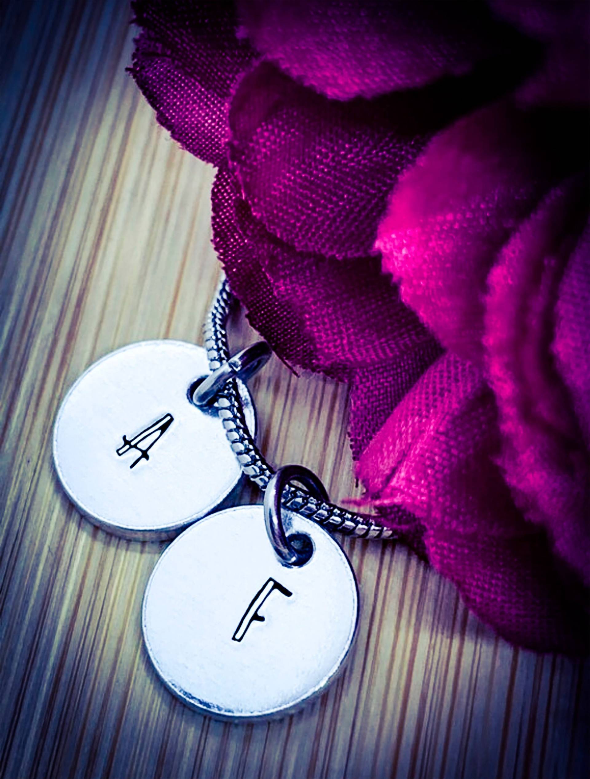 Personalisierte Initial Halskette Handgestempelt Monogramm Anhänger Personalisierte Initial Halskette Handgestempelt Monogramm Anhänger von BlossomWitchUK