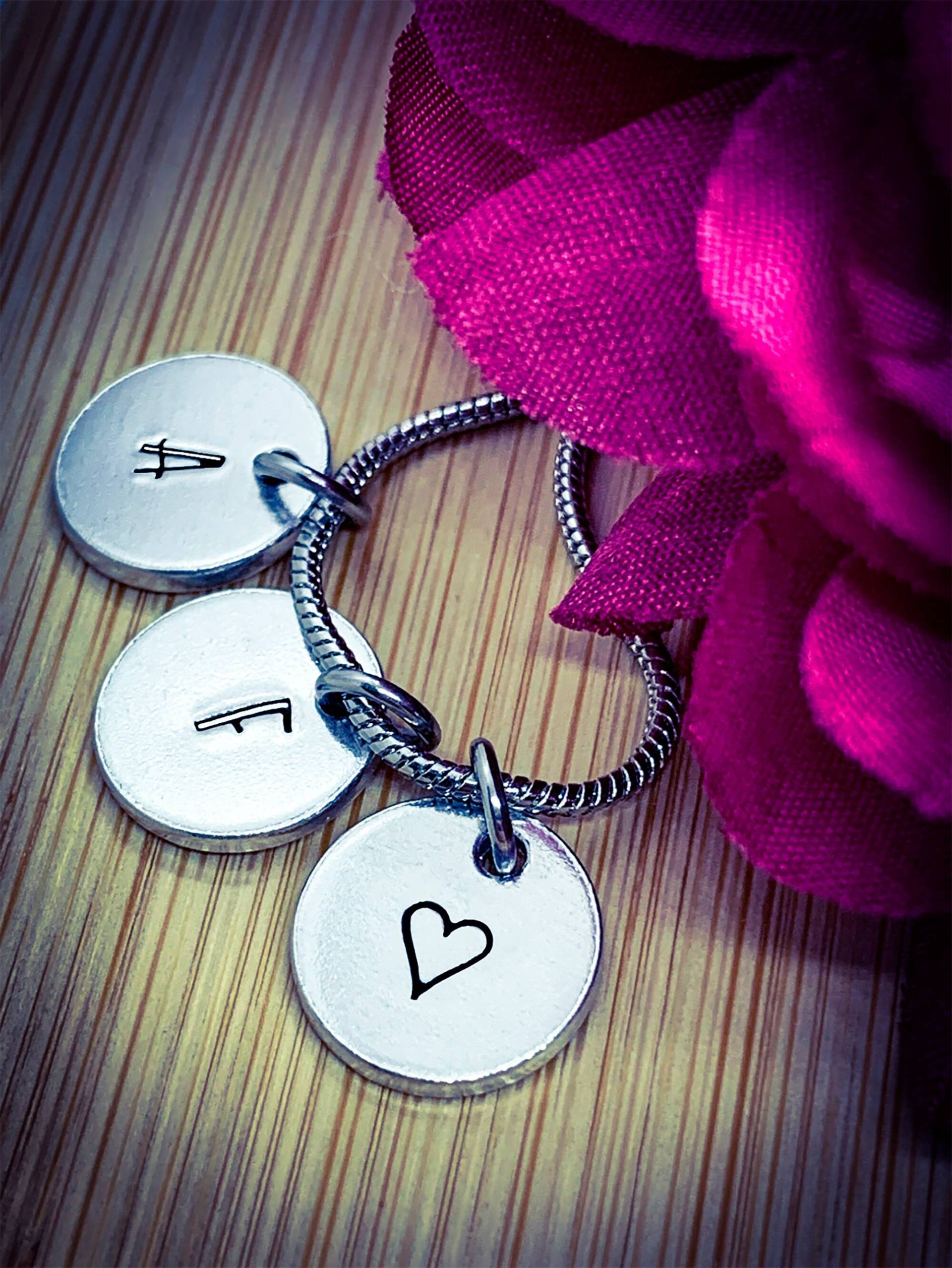 Personalisierte Initial Halskette Hand Gestempelt Aluminium Monogramm Anhänger Personalisierte Initial Halskette Hand Gestempelt Aluminium Monogramm Anhänger von BlossomWitchUK