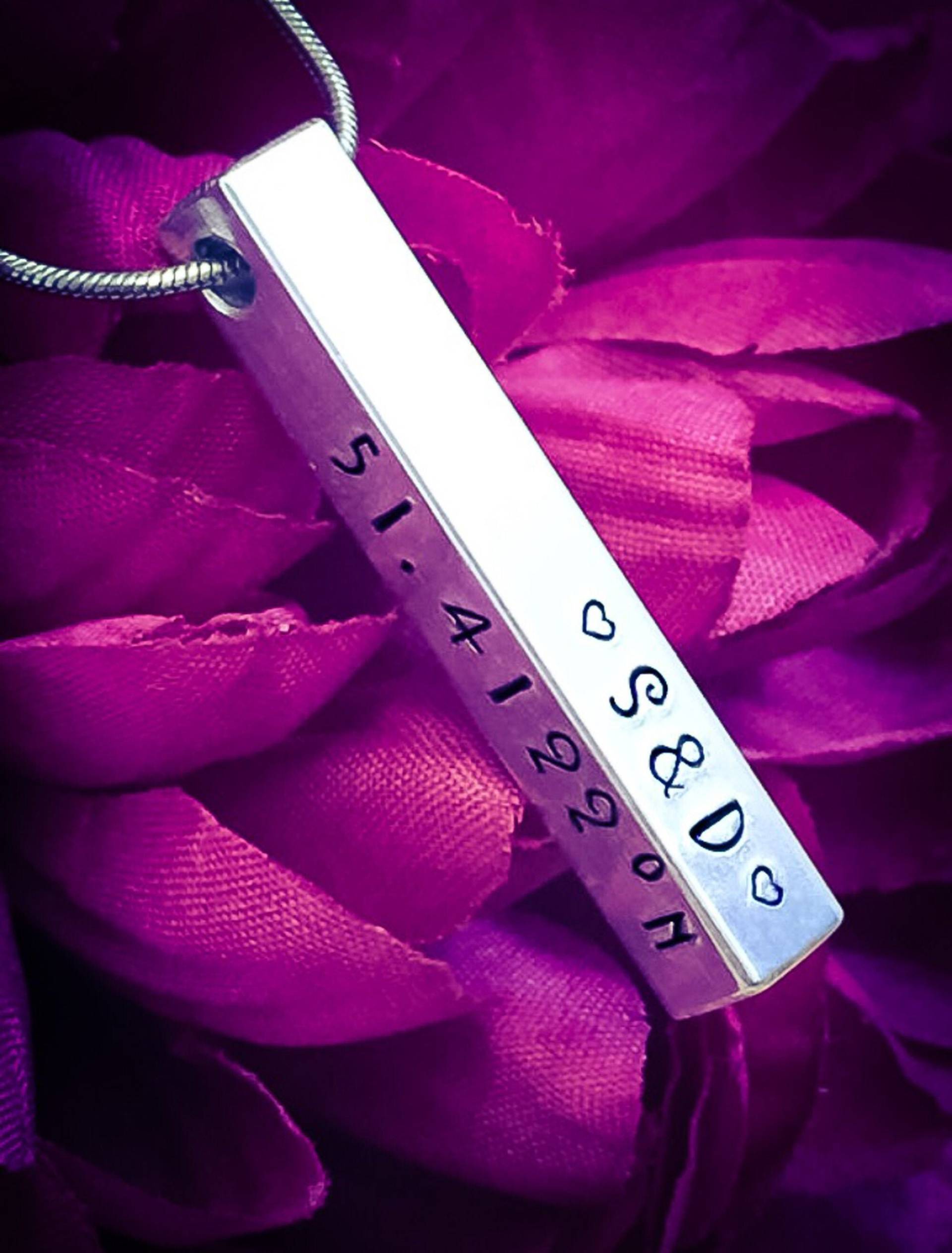 Handgestempelte Koordinaten Bar Halskette Personalisierte Datum & Initialen Handgestempelte Koordinaten Bar Halskette Personalisierte Datum & Initialen von BlossomWitchUK